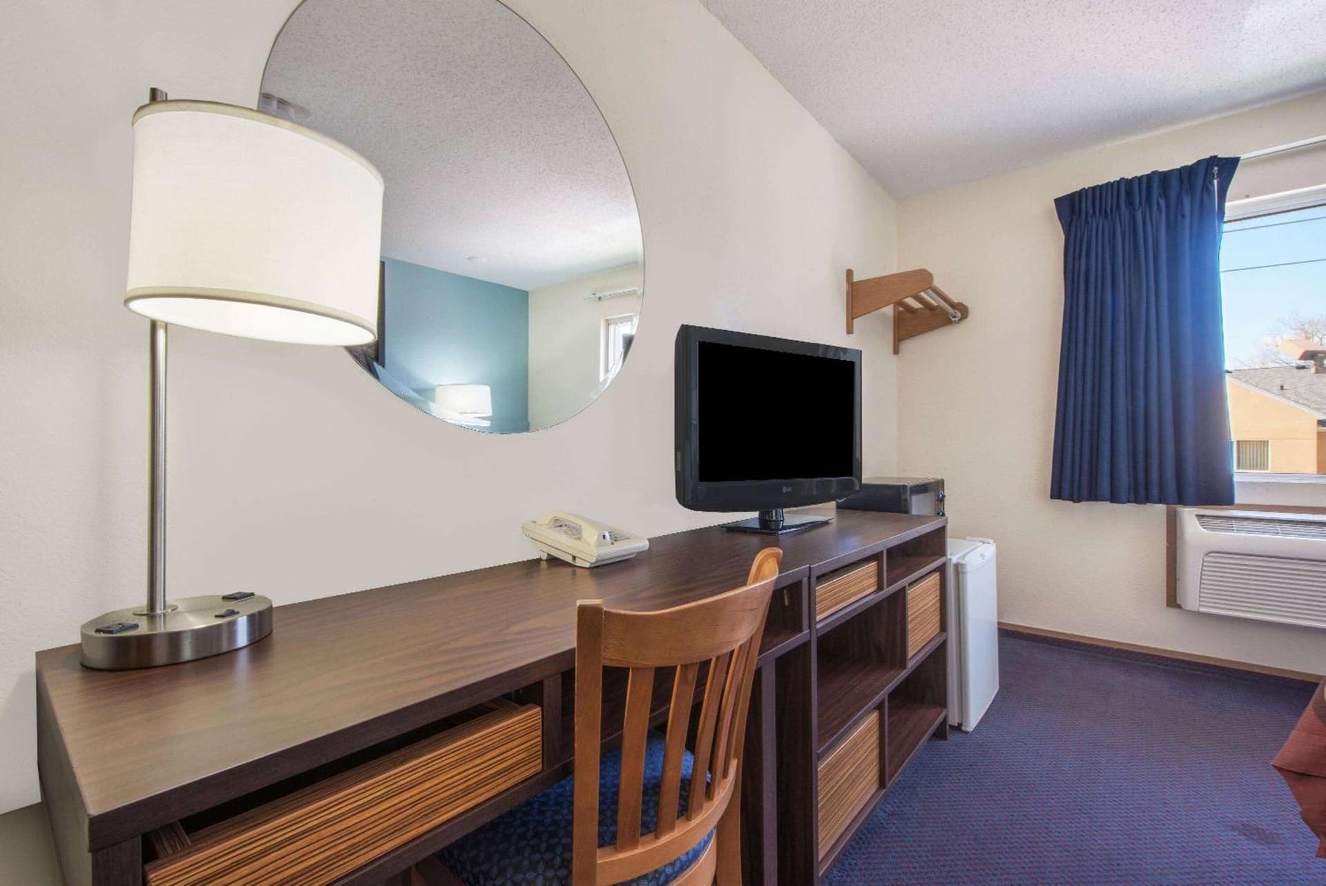 Super 8 by Wyndham College Station gallery photo in College Station, TX — image 7
