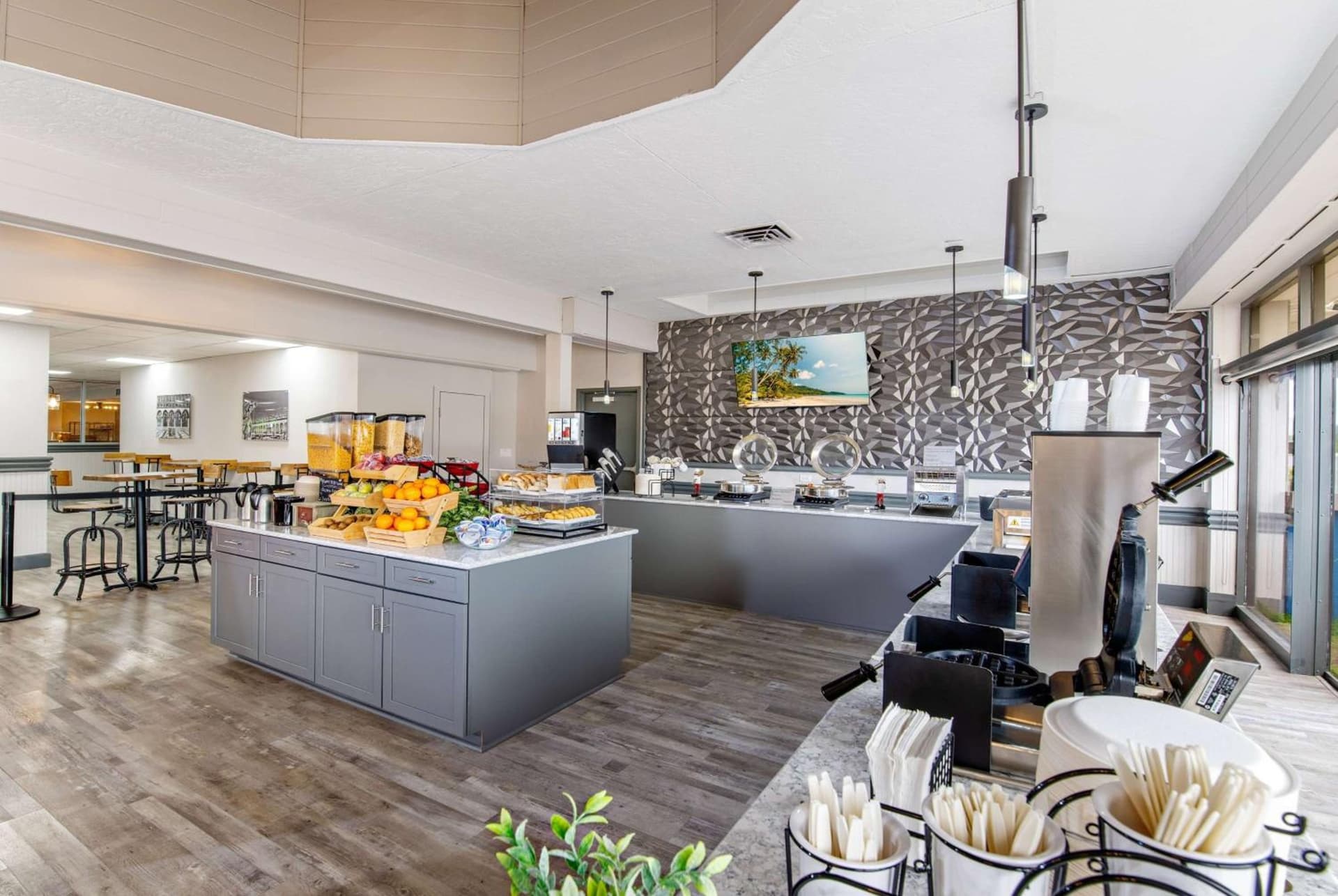 Ramada by Wyndham Sarasota Waterfront gallery photo in Sarasota, FL — image 63