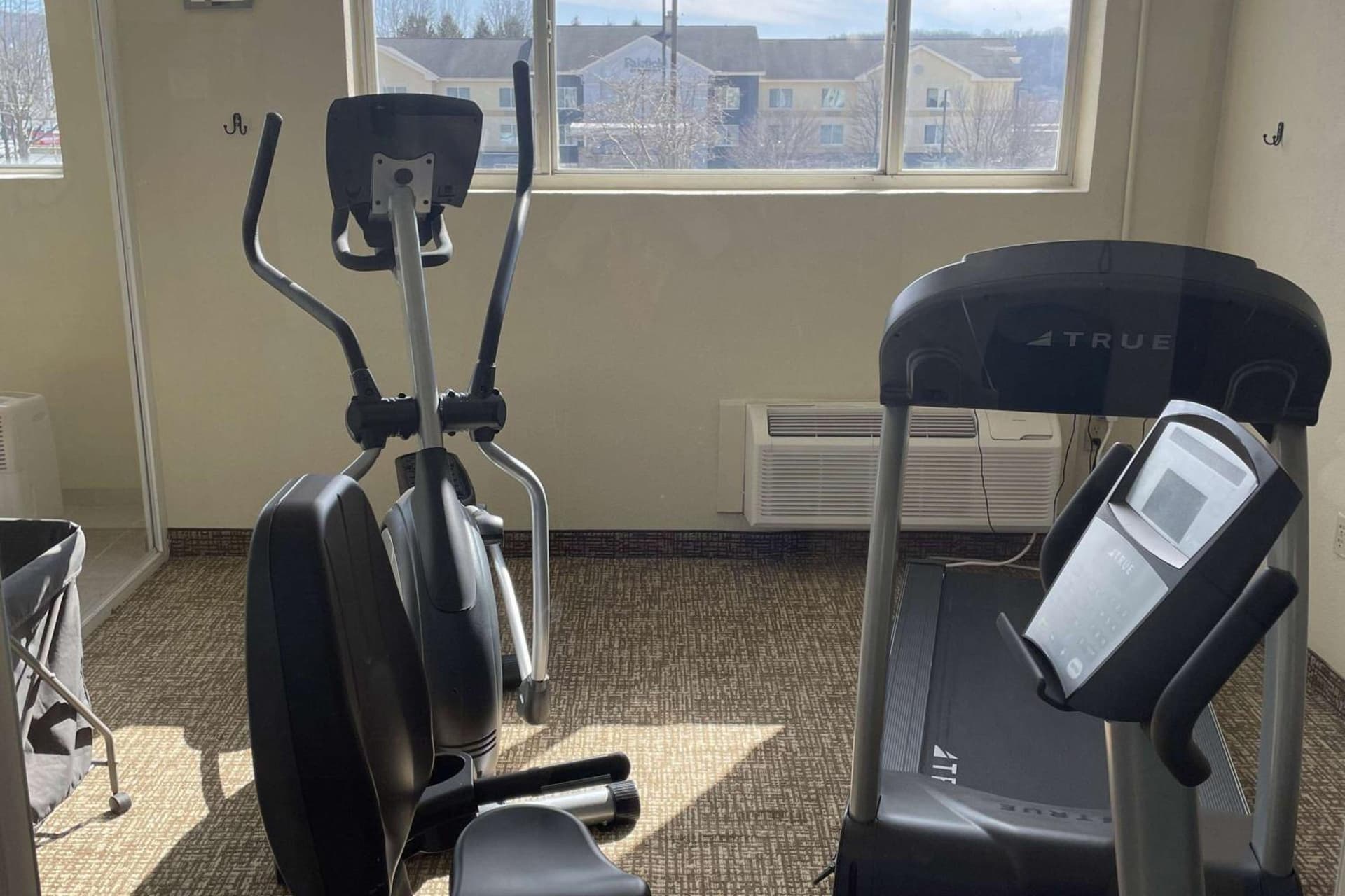 Wingate by Wyndham Pittsburgh New Stanton property views in New Stanton, PA — gallery photo 3