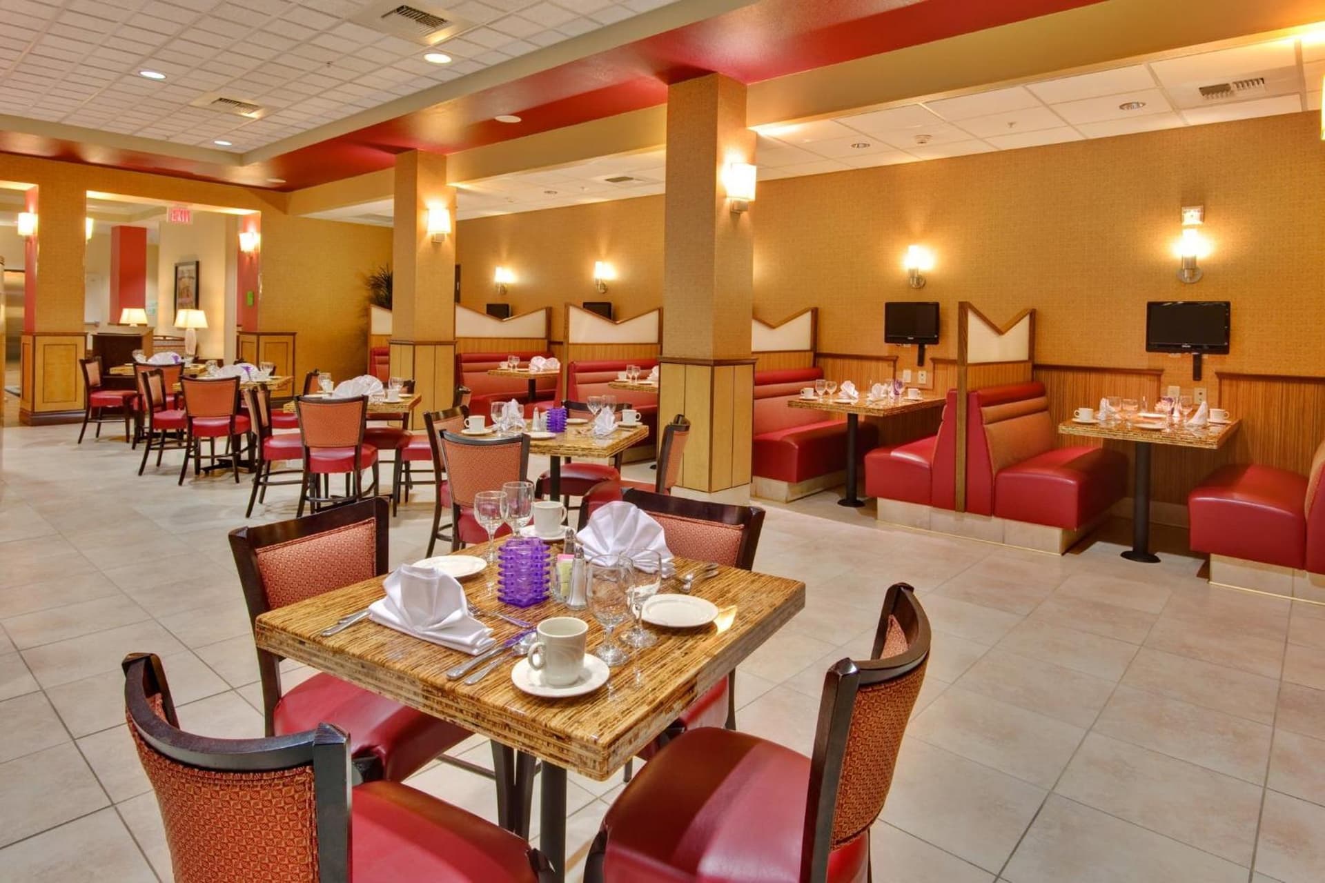Holiday Inn & Suites Bakersfield by IHG gallery photo in Bakersfield, CA — image 10