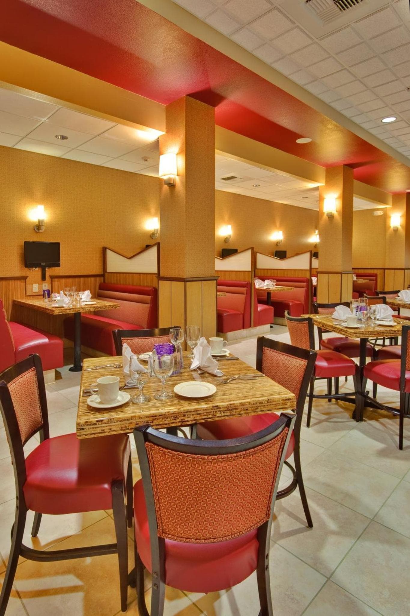 Holiday Inn & Suites Bakersfield by IHG gallery photo in Bakersfield, CA — image 41