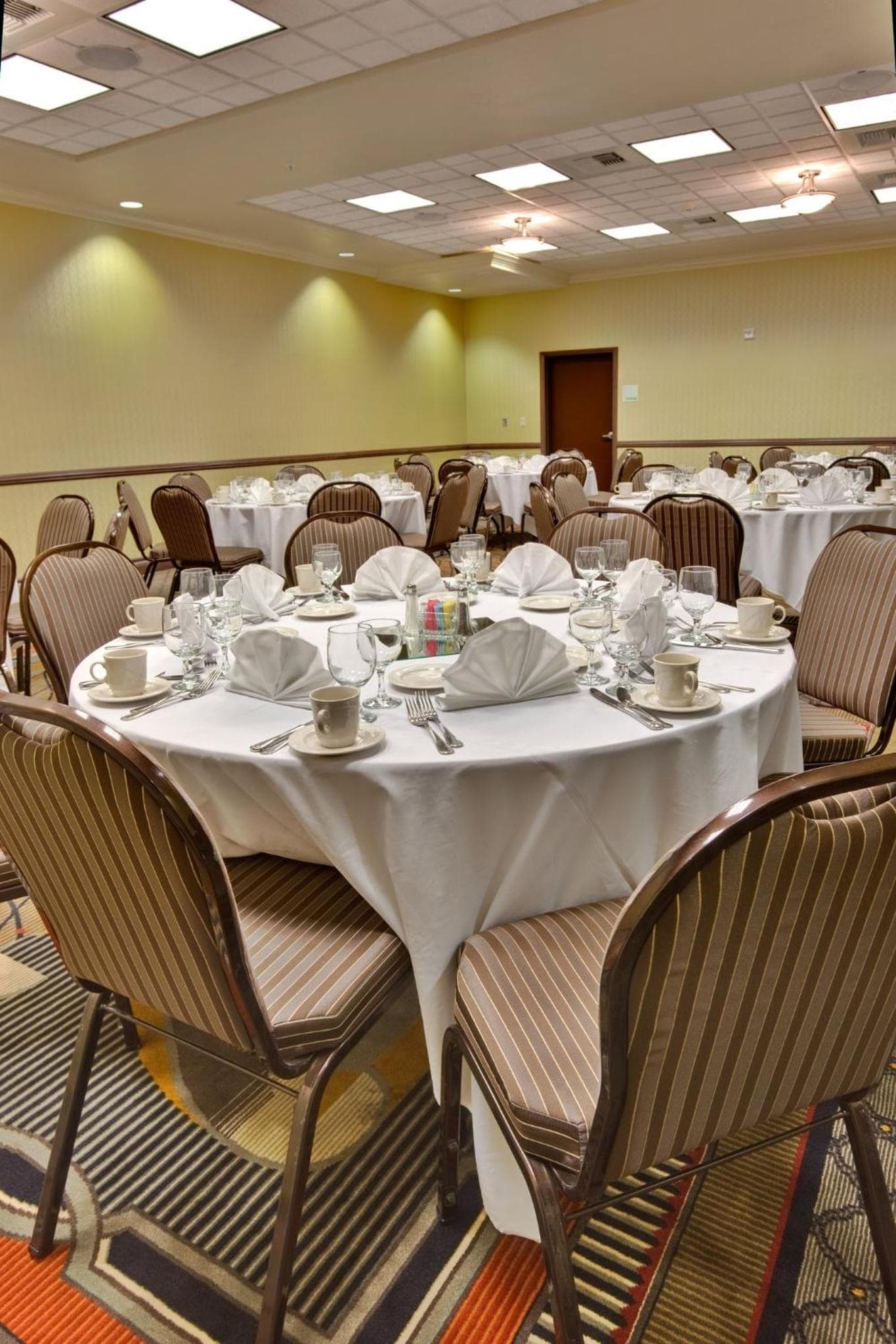 Holiday Inn & Suites Bakersfield by IHG gallery photo in Bakersfield, CA — image 21