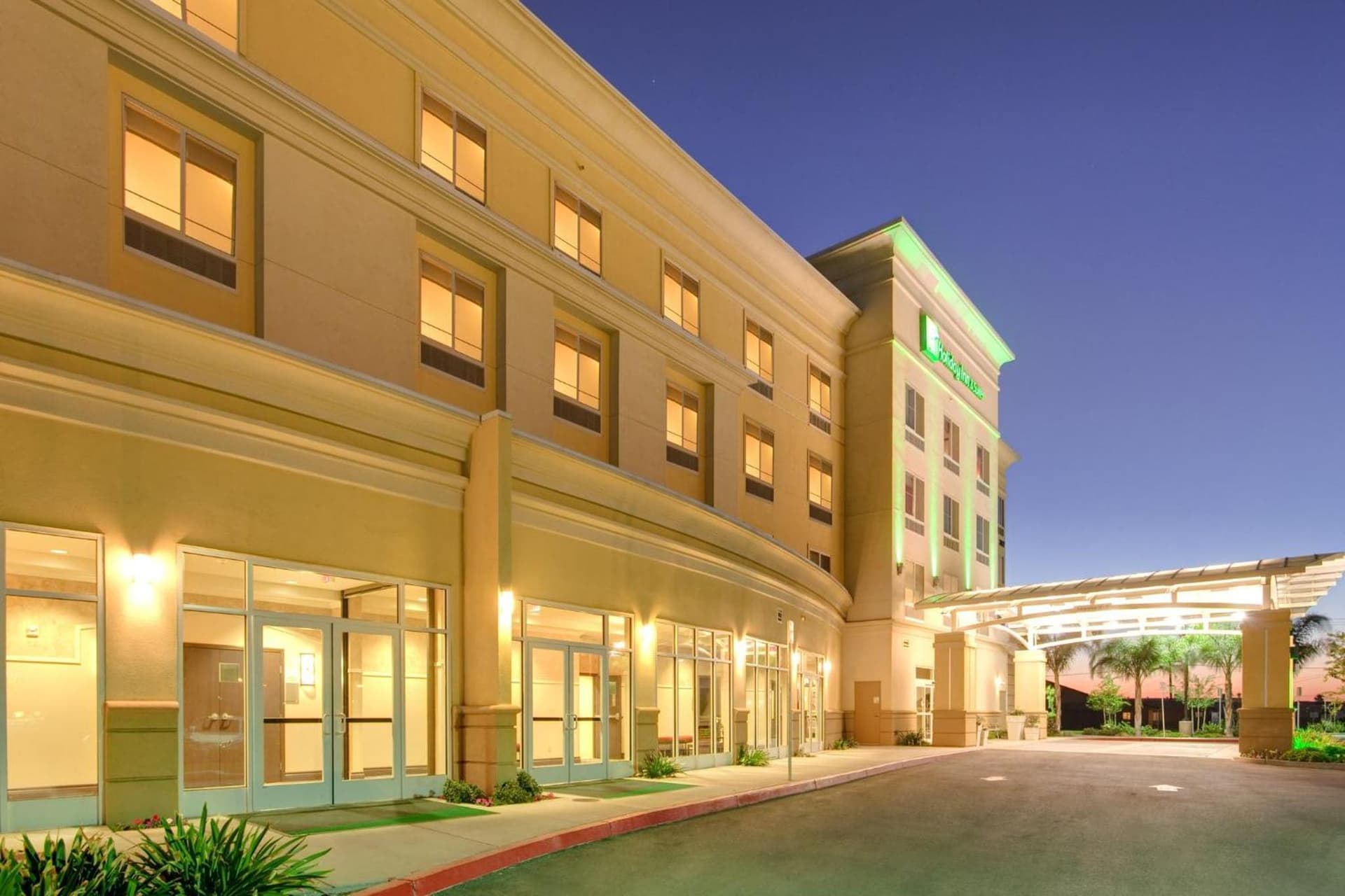 Holiday Inn & Suites Bakersfield by IHG gallery photo in Bakersfield, CA — image 37