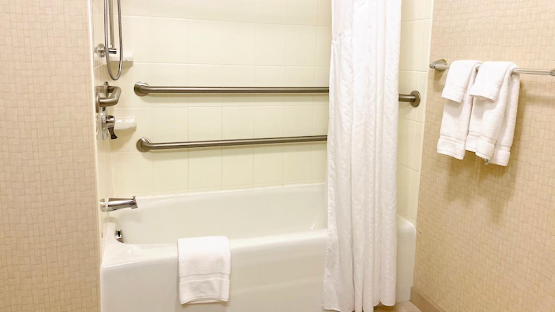 Holiday Inn & Suites Bakersfield by IHG gallery photo in Bakersfield, CA — image 14