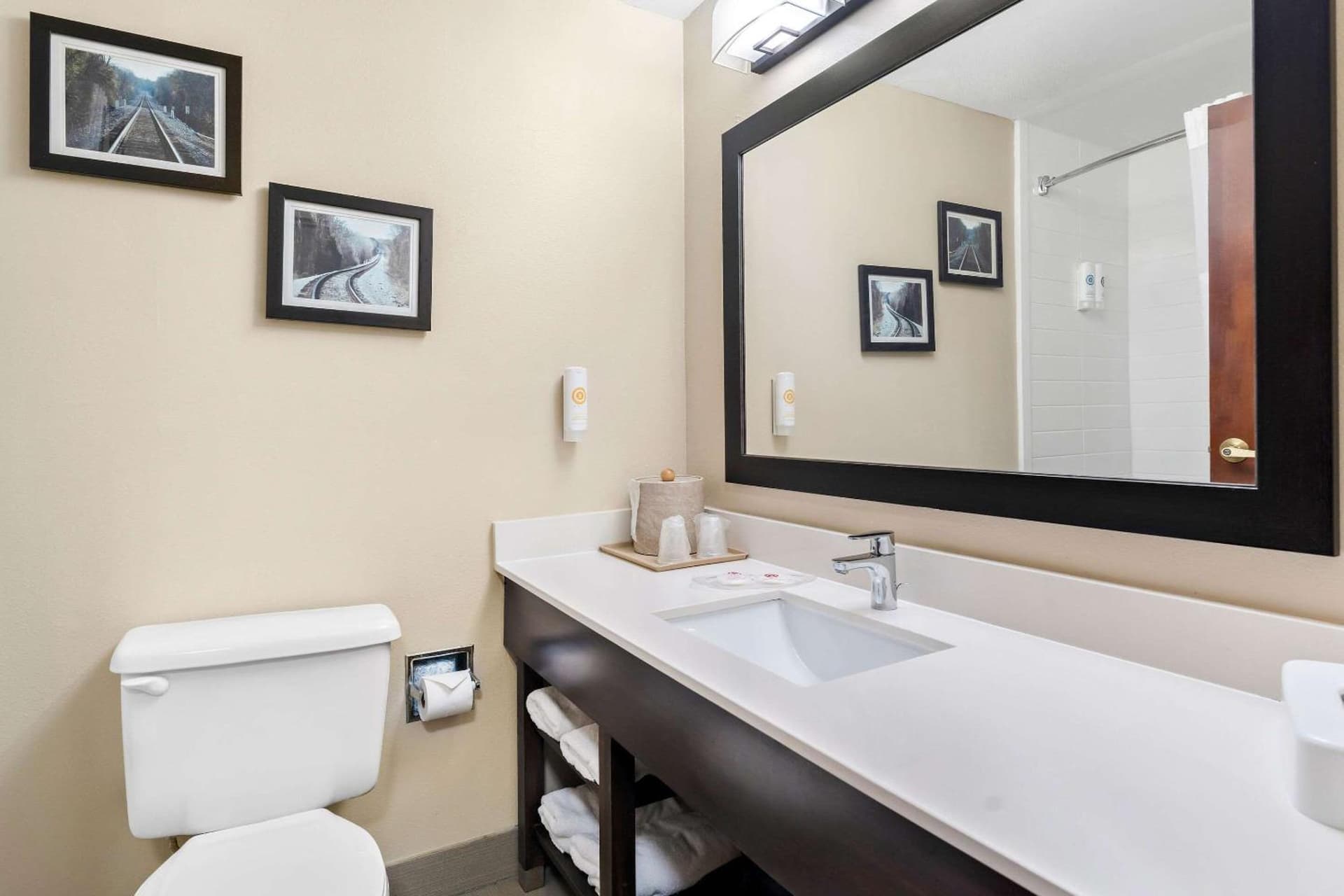 Comfort Suites near Robins Air Force Base interior in Warner Robins, GA — gallery photo 2