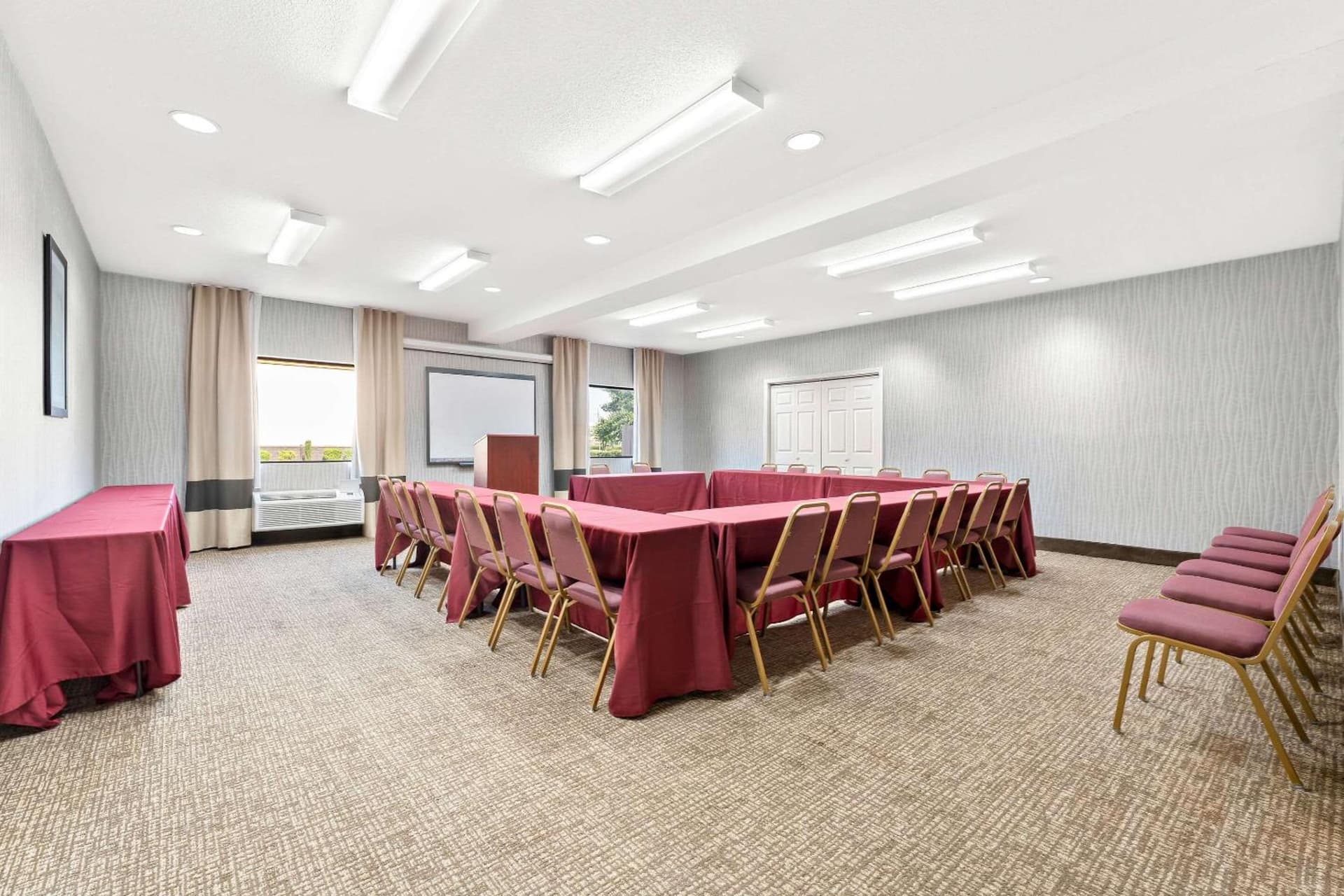 Comfort Suites near Robins Air Force Base gallery photo in Warner Robins, GA — image 24