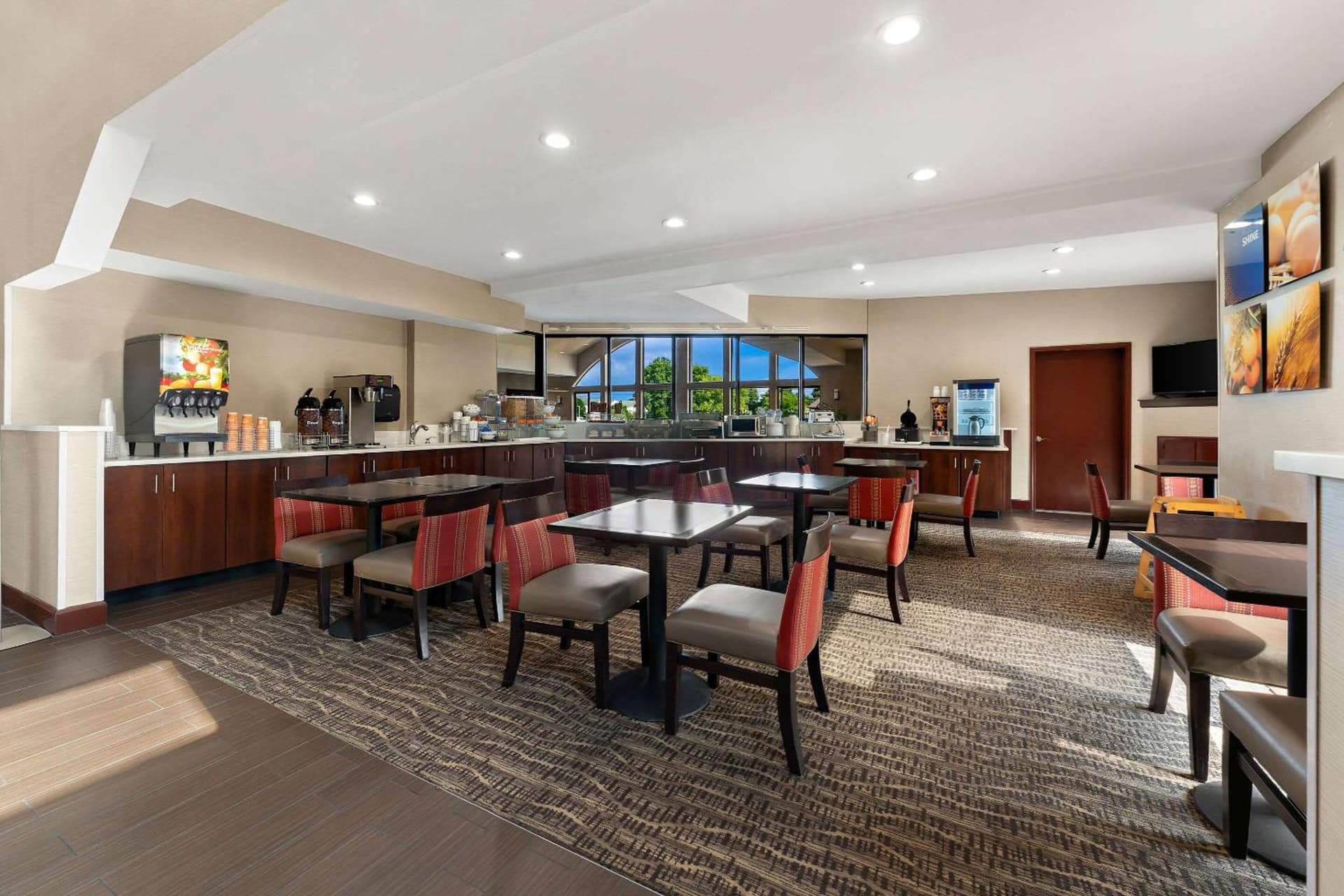 Comfort Suites near Robins Air Force Base property views in Warner Robins, GA — gallery photo 3