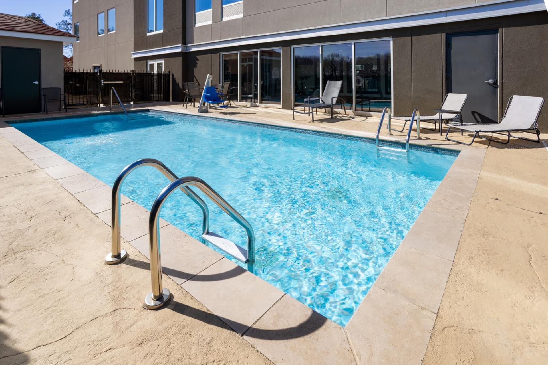 La Quinta Inn & Suites by Wyndham Locust Grove interior in Locust Grove, GA — gallery photo 2