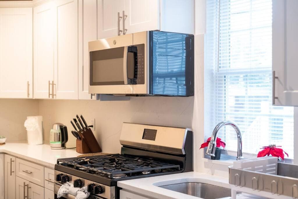 Stylish 4BR Boston Home Pet-Friendly near Savin Hill, I-93 & Red Line 30-1 interior in Boston, MA — gallery photo 2