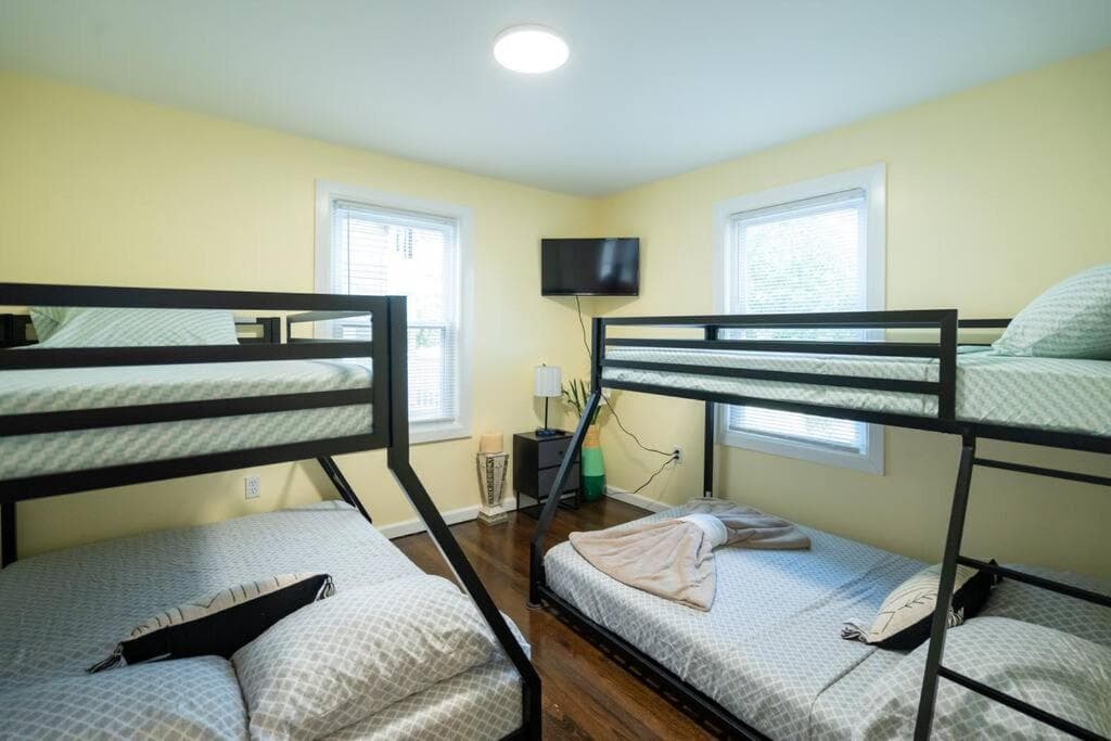Stylish 4BR Boston Home Pet-Friendly near Savin Hill, I-93 & Red Line 30-1 property views in Boston, MA — gallery photo 3