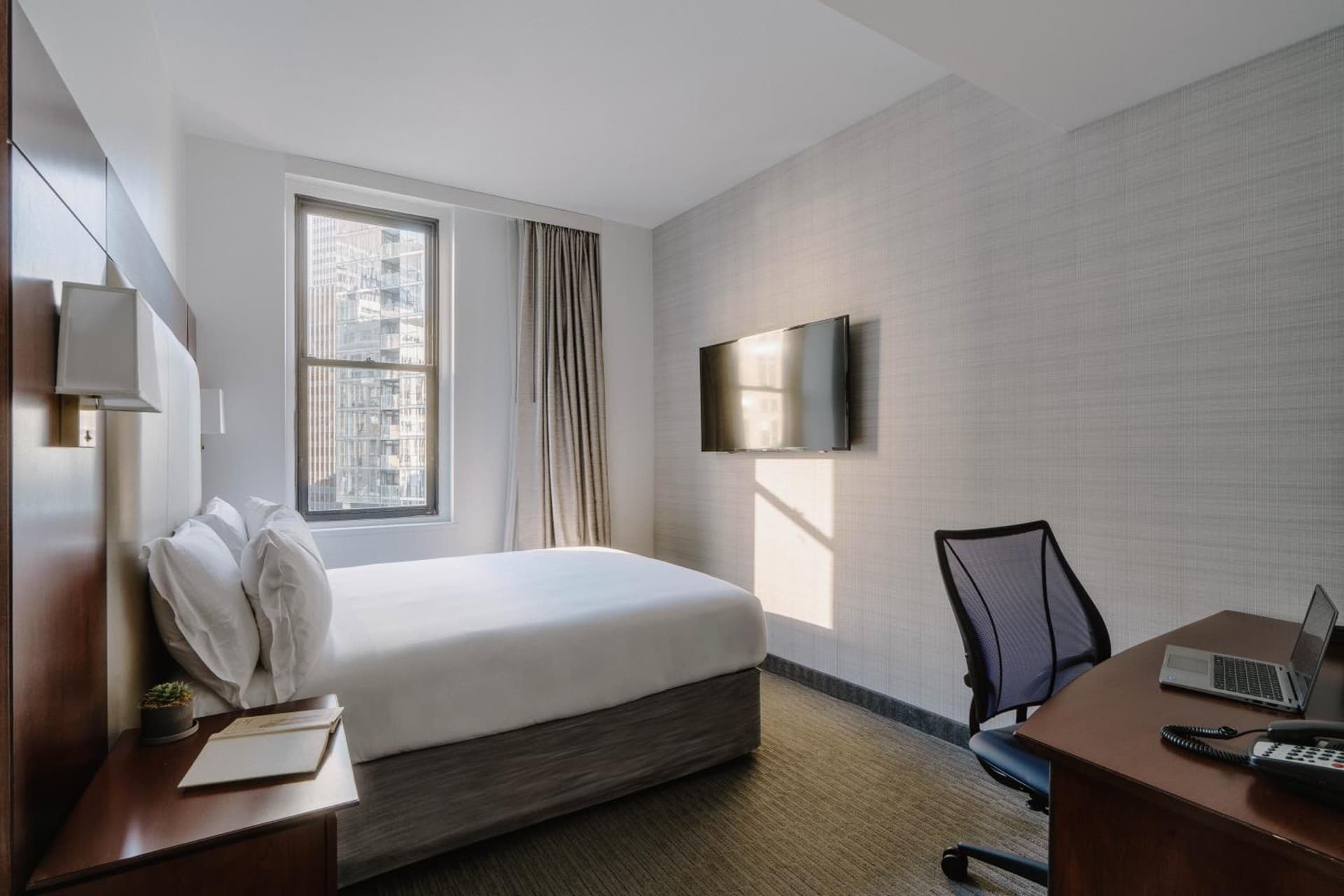 Club Quarters Hotel Wacker at Michigan, Chicago gallery photo in Chicago, IL — image 38