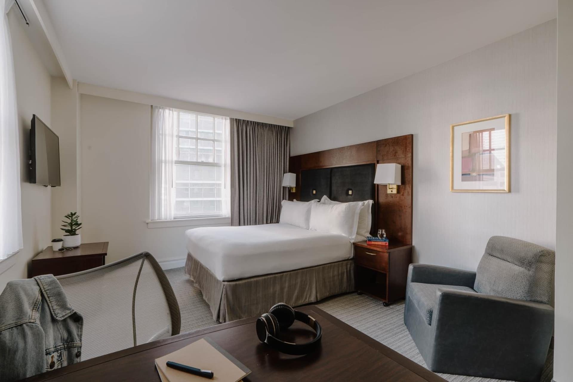 Club Quarters Hotel Downtown, Houston gallery photo in Houston, TX — image 4