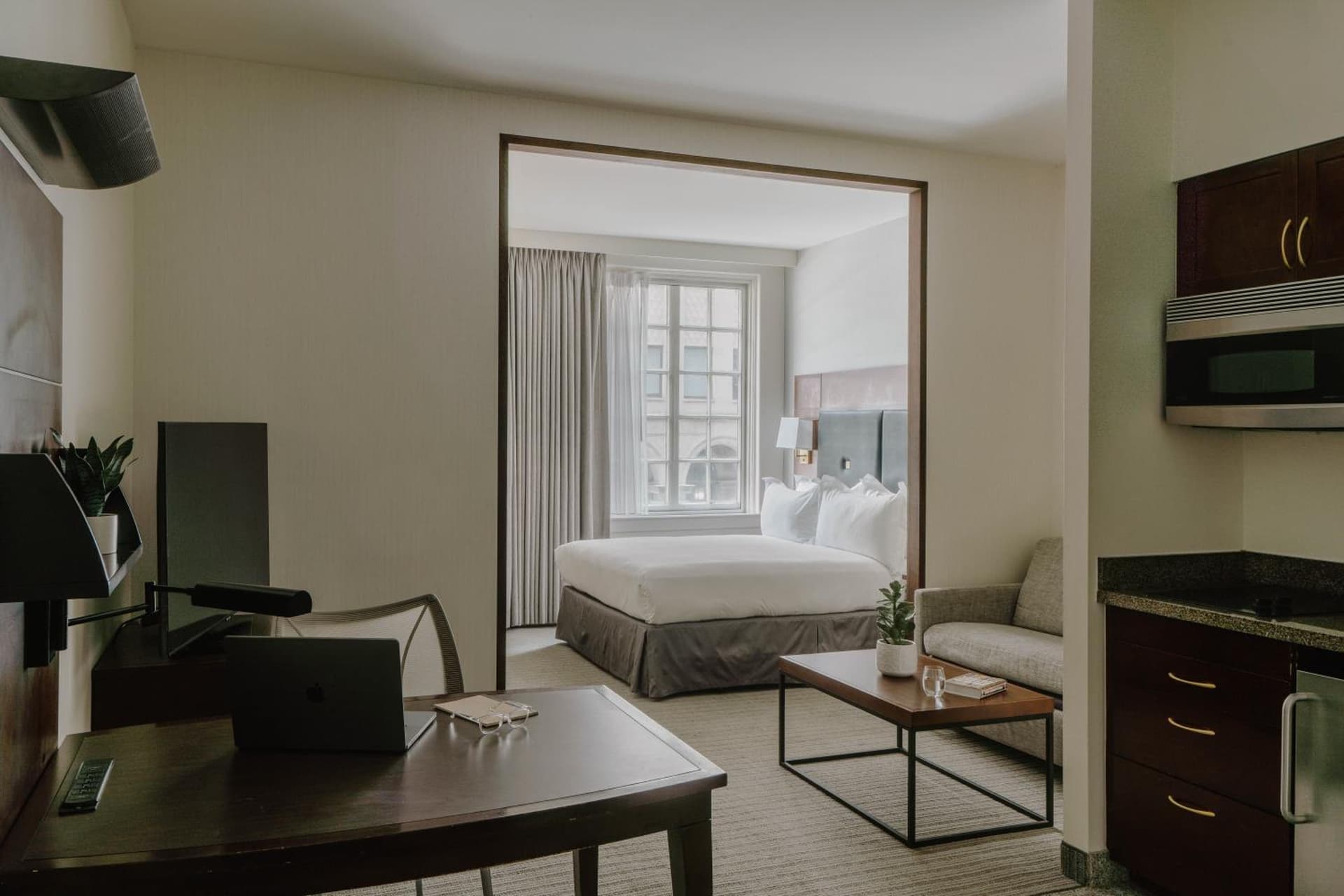 Club Quarters Hotel Downtown, Houston gallery photo in Houston, TX — image 23