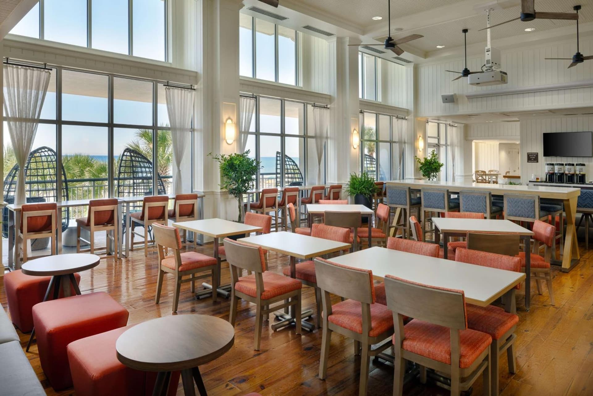Hampton Inn & Suites Myrtle Beach Oceanfront gallery photo in Myrtle Beach, SC — image 54