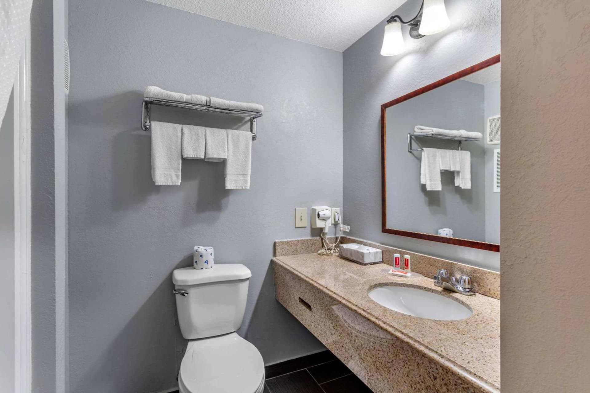 Econo Lodge Inn & Suites Old Saybrook - Westbrook gallery photo in Old Saybrook, CT — image 13