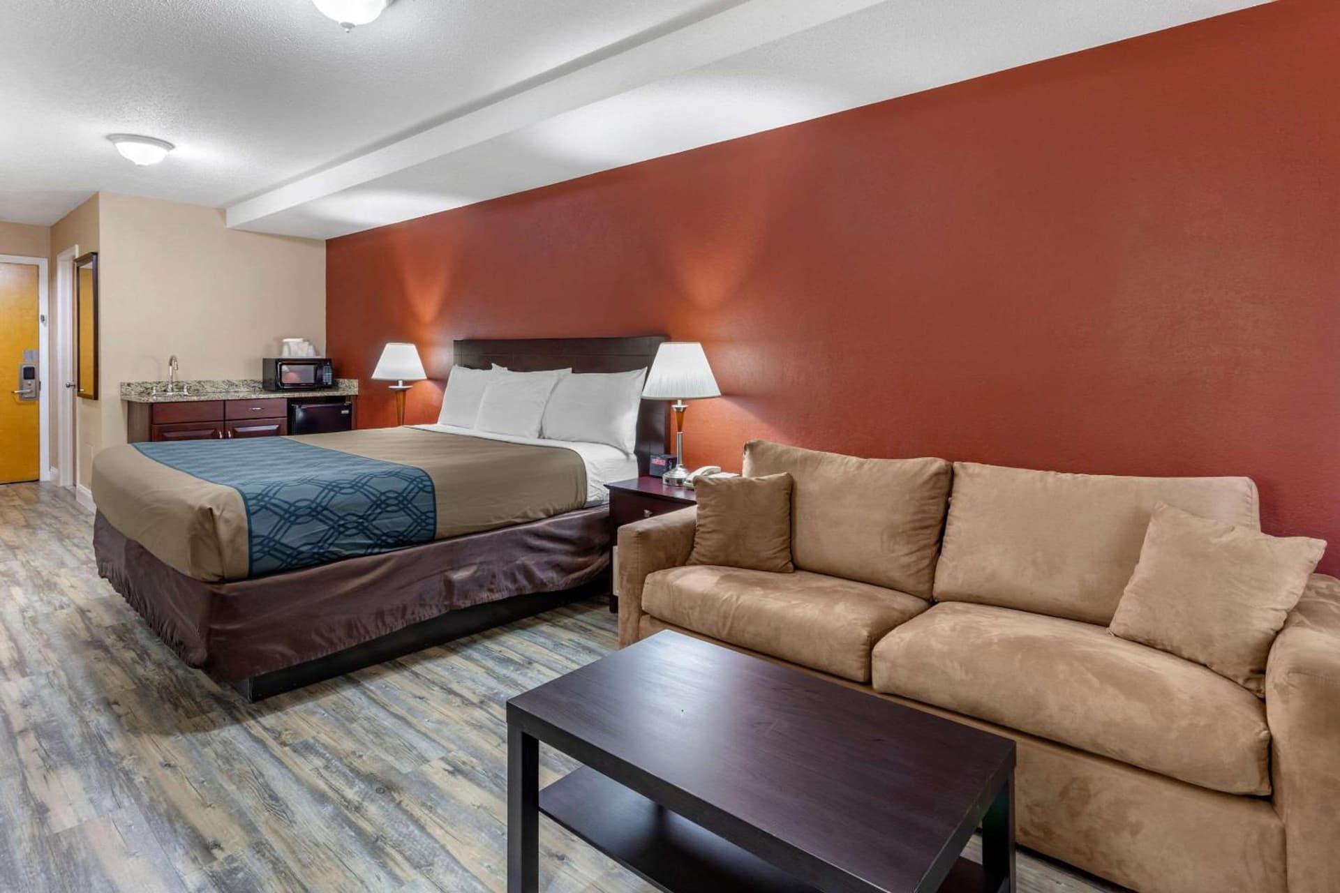 Econo Lodge Inn & Suites Old Saybrook - Westbrook gallery photo in Old Saybrook, CT — image 12