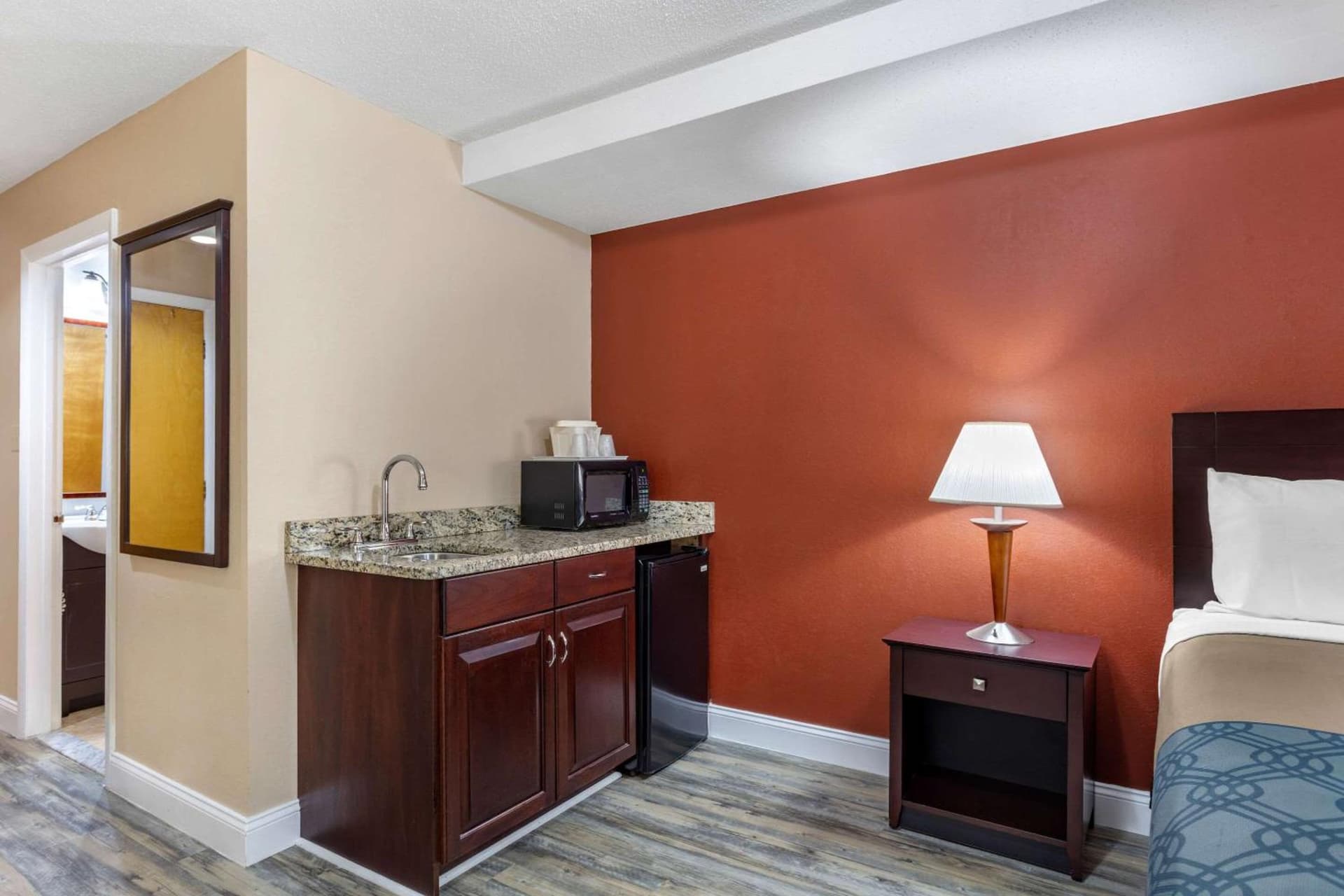 Econo Lodge Inn & Suites Old Saybrook - Westbrook gallery photo in Old Saybrook, CT — image 6