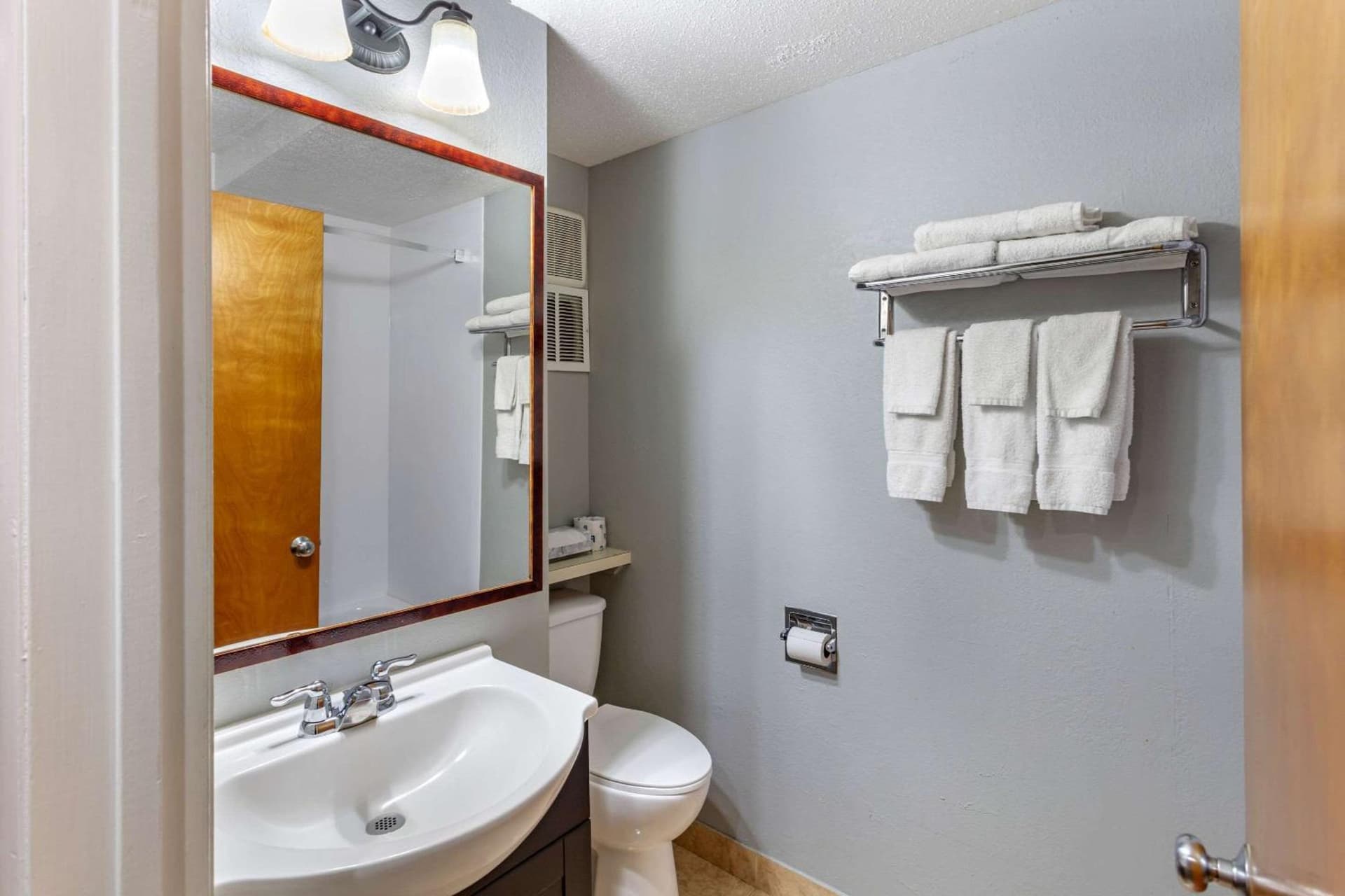 Econo Lodge Inn & Suites Old Saybrook - Westbrook gallery photo in Old Saybrook, CT — image 18