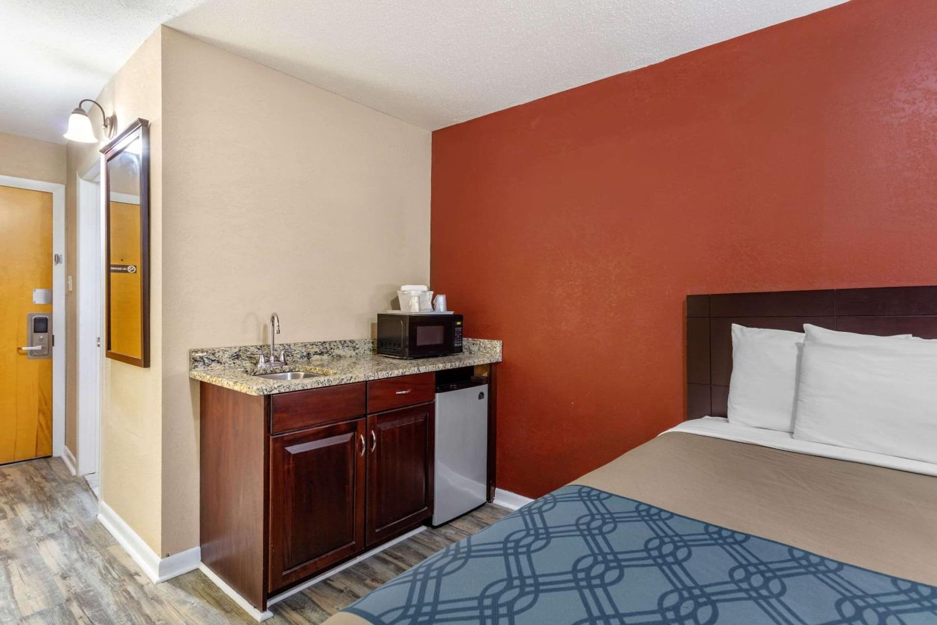 Econo Lodge Inn & Suites Old Saybrook - Westbrook gallery photo in Old Saybrook, CT — image 9