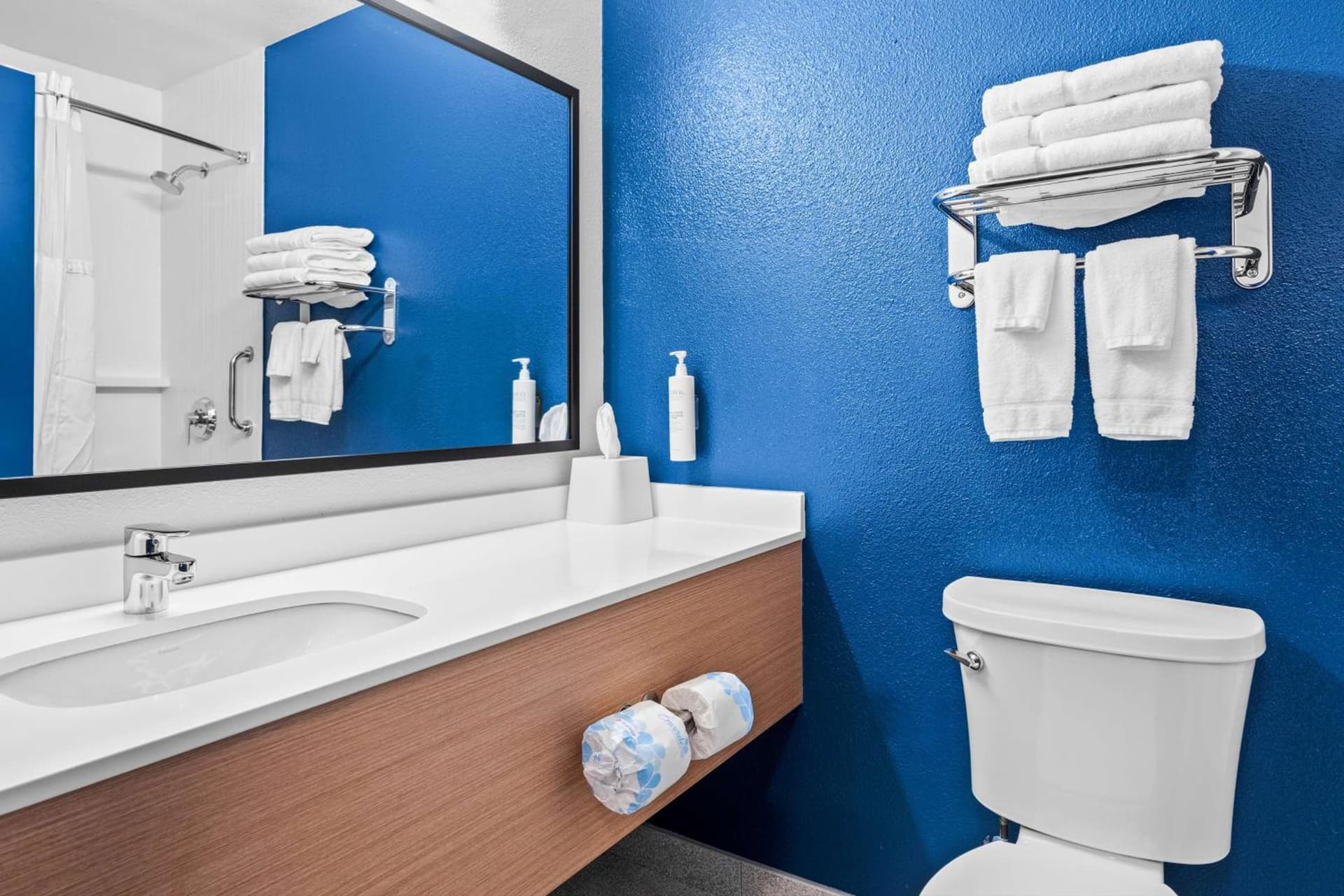 Spark by Hilton Modesto interior in Modesto, CA — gallery photo 2