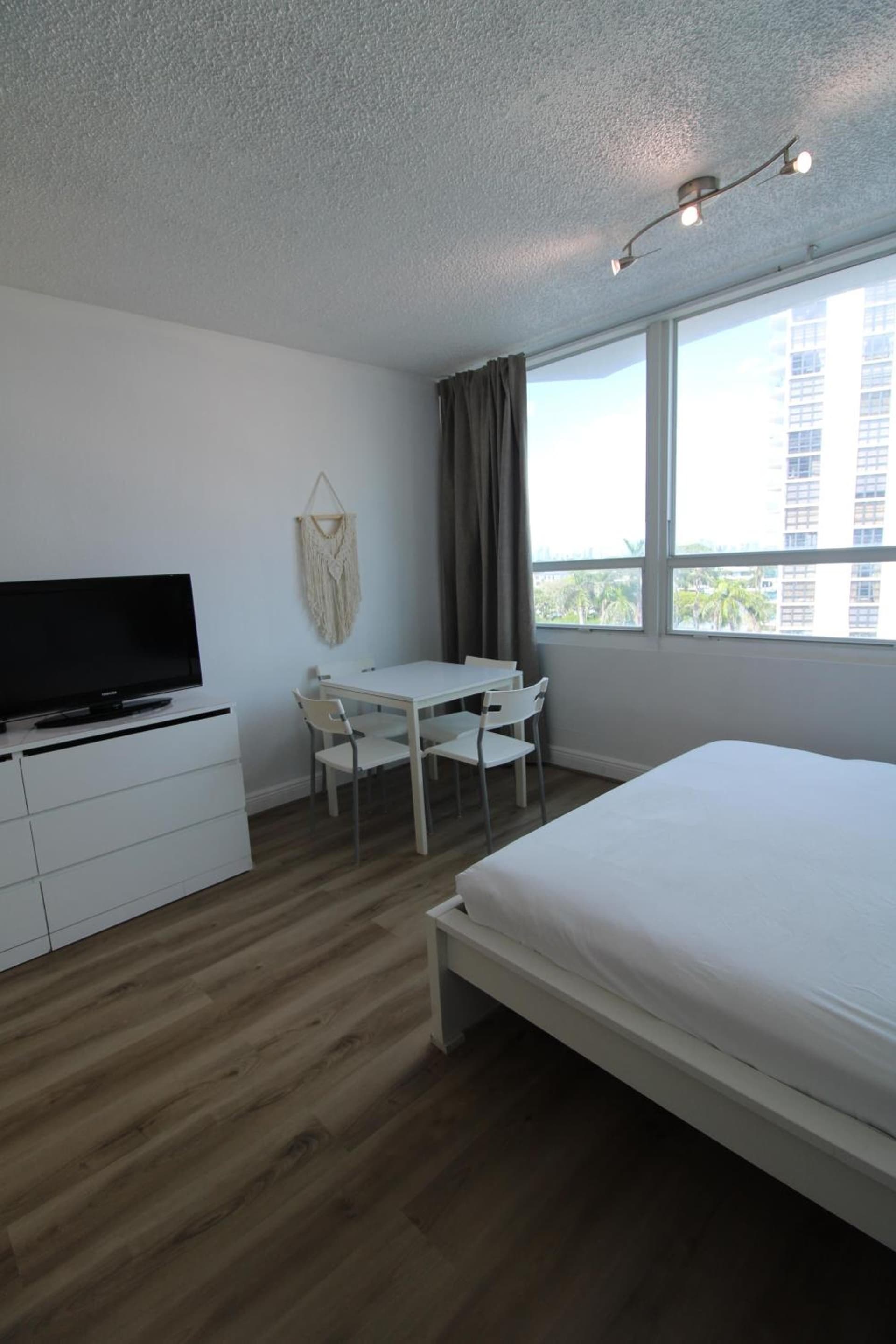 Castle 411 Intracoastal View Studio, Pool, Beach Access and FREE Parking interior in Miami Beach, FL — gallery photo 2
