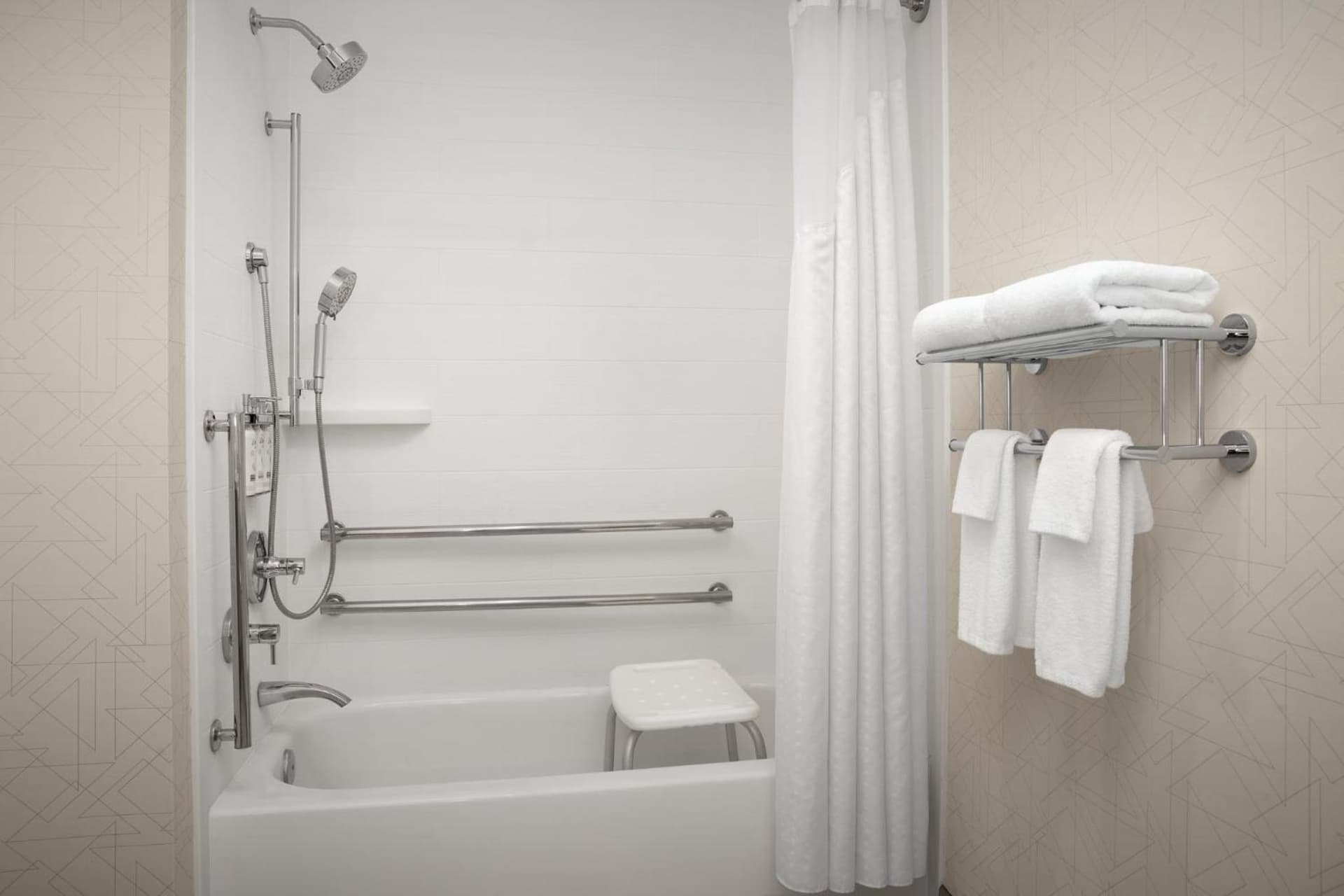 Holiday Inn Express & Suites by IHG Chambersburg by IHG gallery photo in Chambersburg, PA — image 9