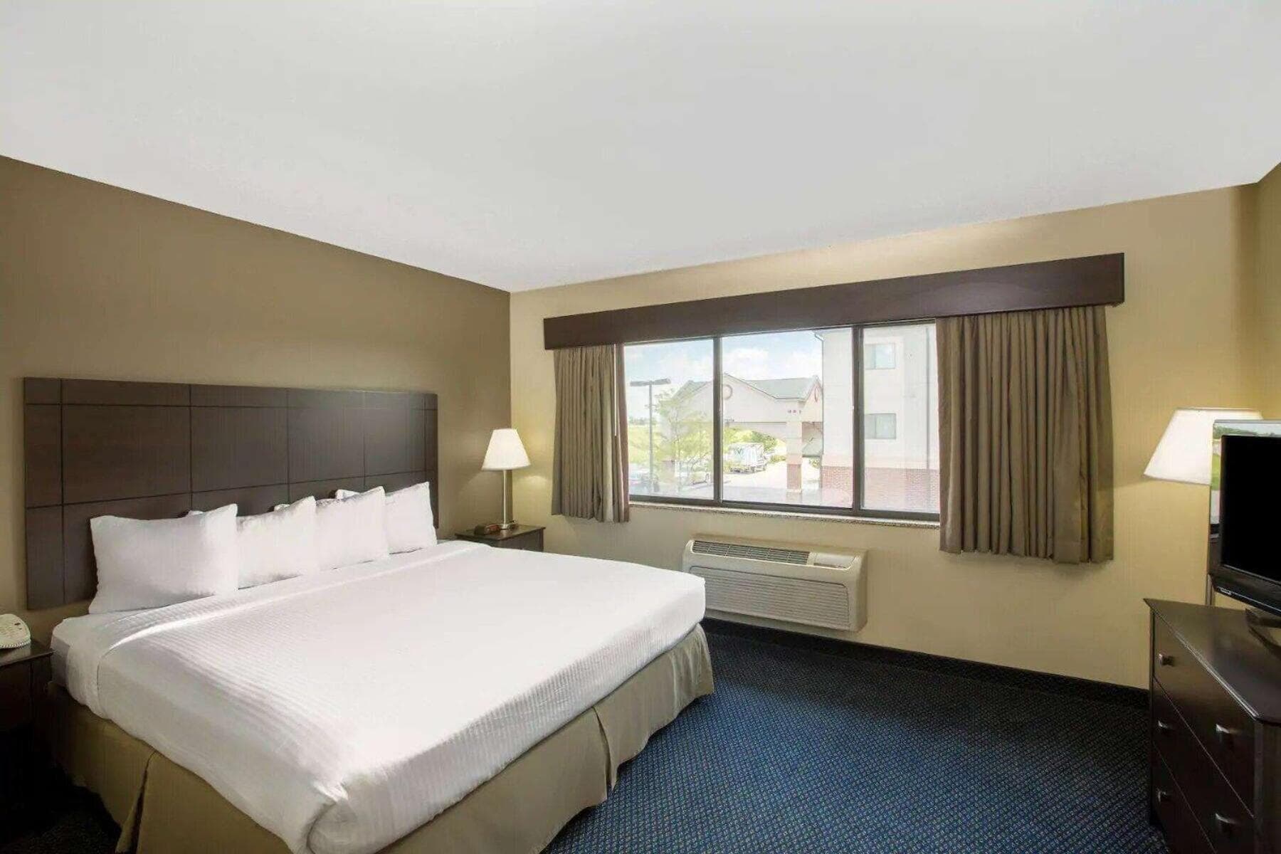 AmericInn by Wyndham Lincoln South property views in Lincoln, NE — gallery photo 3