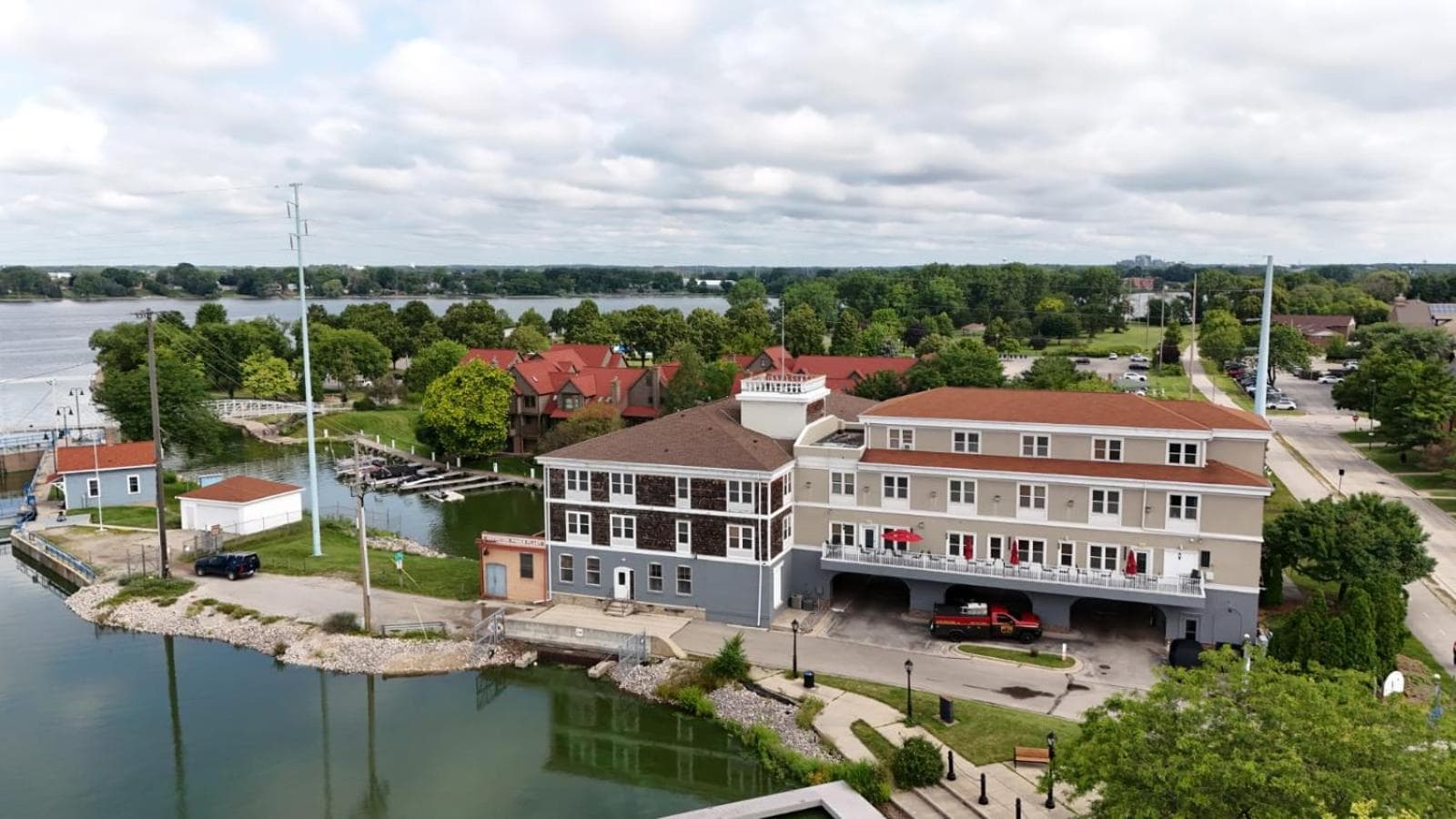 Nuks Executive Suites gallery photo in De Pere, WI — image 88