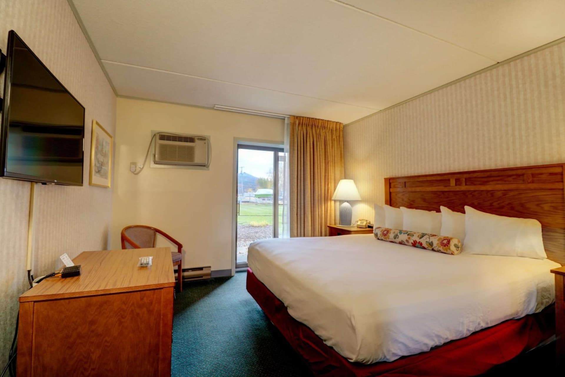 Fireside Inn & Suites Gilford interior in Gilford — gallery photo 2
