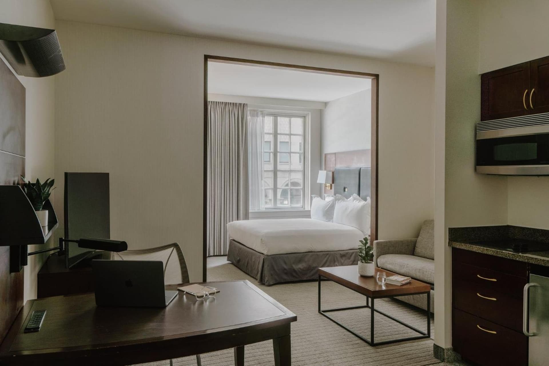 Club Quarters Hotel Downtown, Houston gallery photo in Houston, TX — image 5
