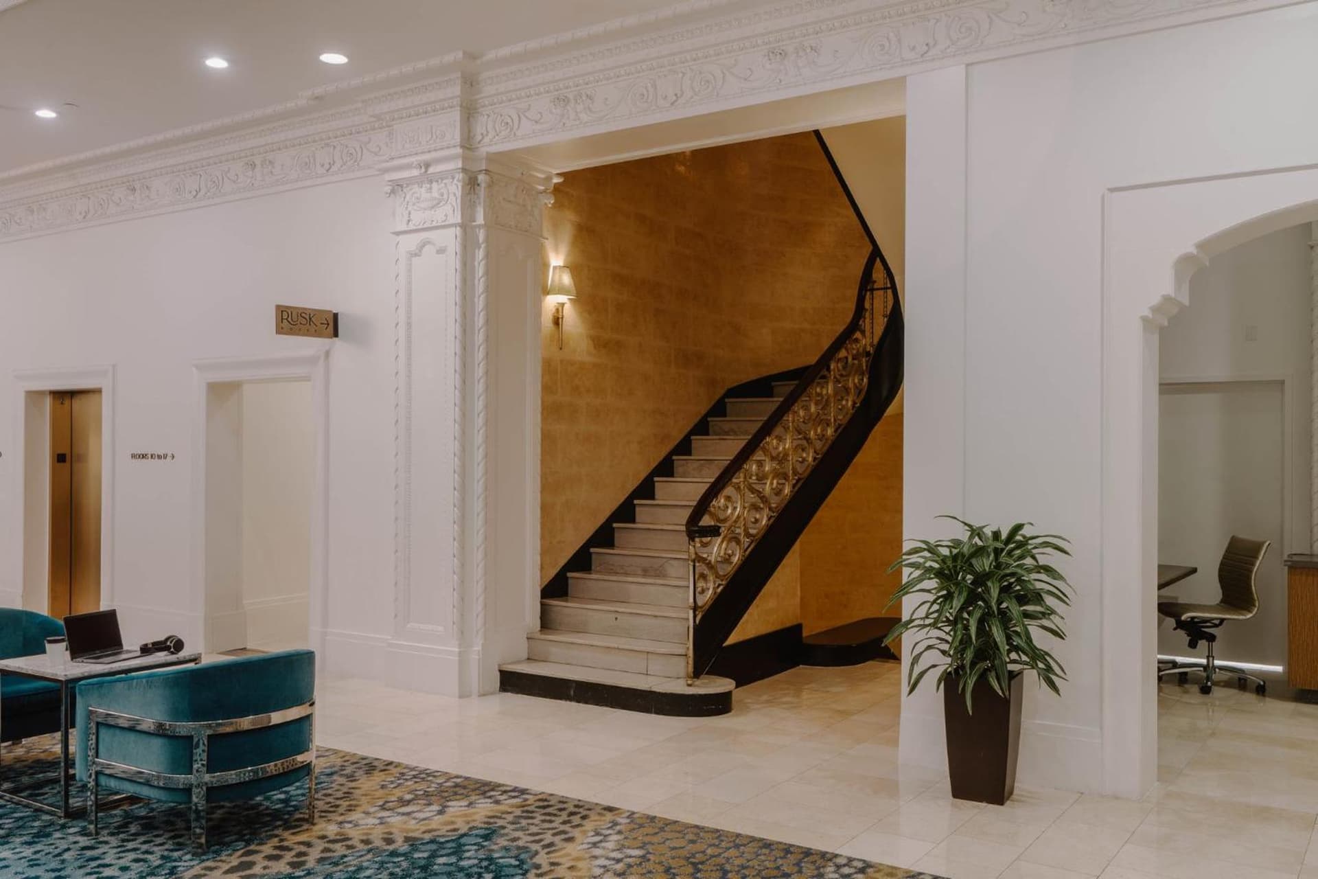 Club Quarters Hotel Downtown, Houston gallery photo in Houston, TX — image 111