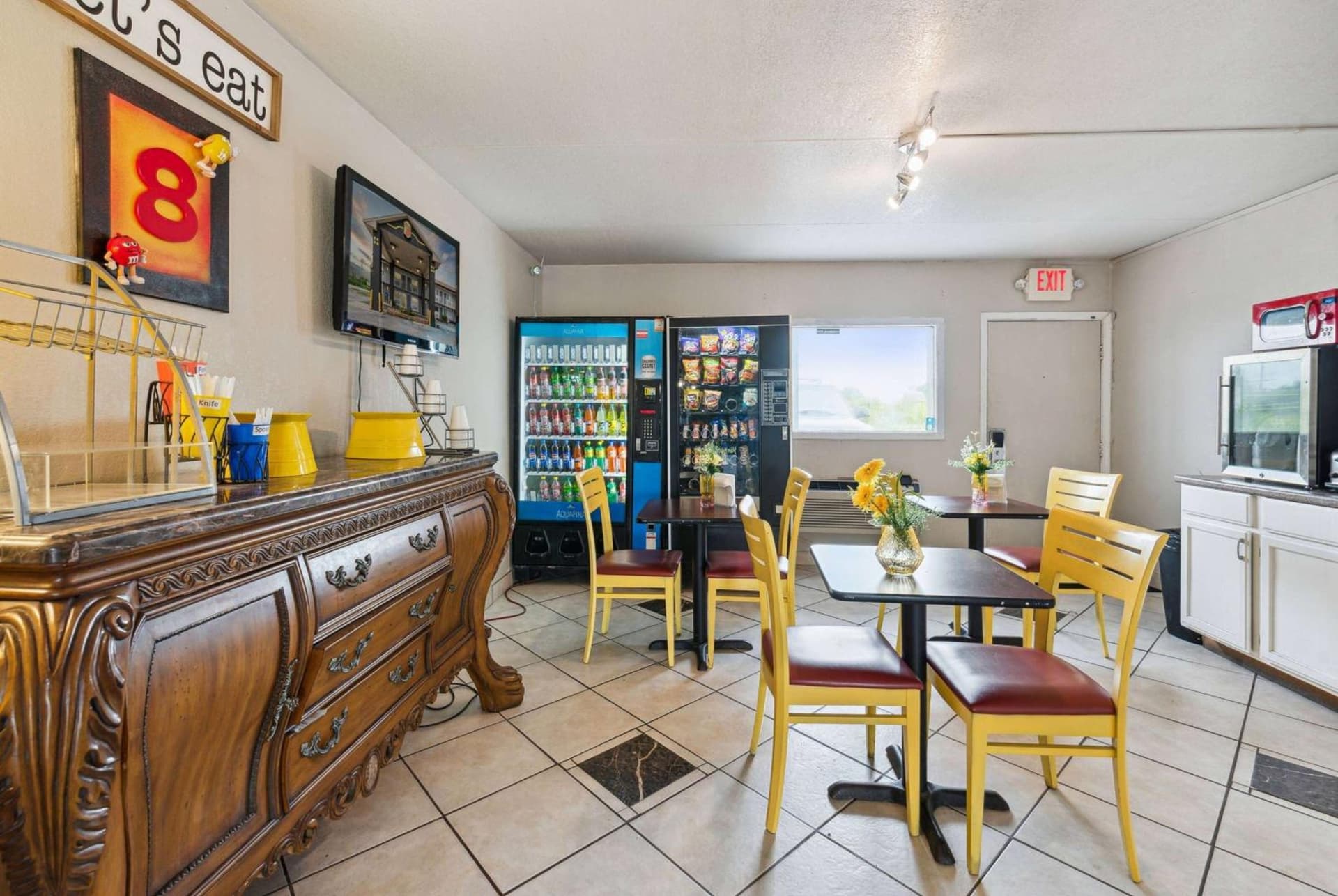 Super 8 by Wyndham Millbury/Toledo interior in Millbury, OH — gallery photo 2