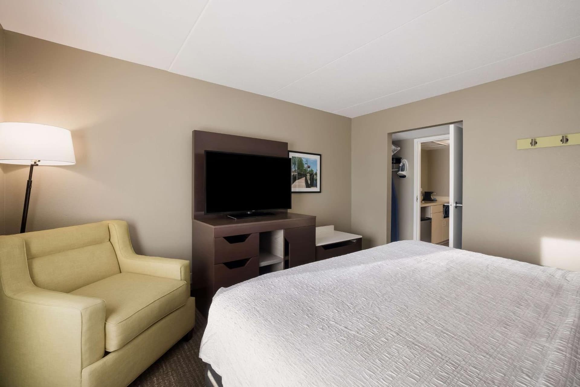 Hampton Inn McHenry gallery photo in McHenry, IL — image 7