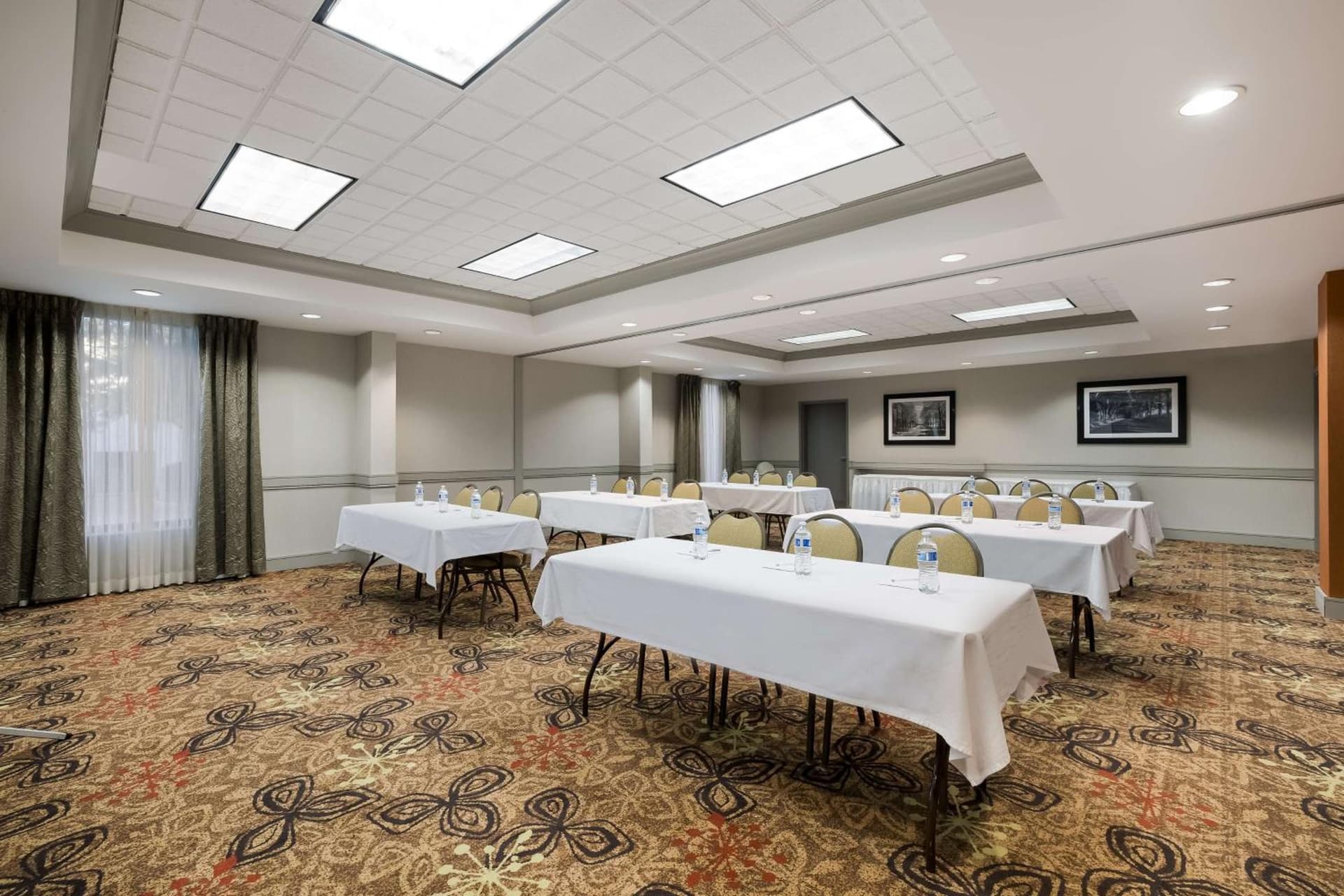 Hampton Inn McHenry gallery photo in McHenry, IL — image 11