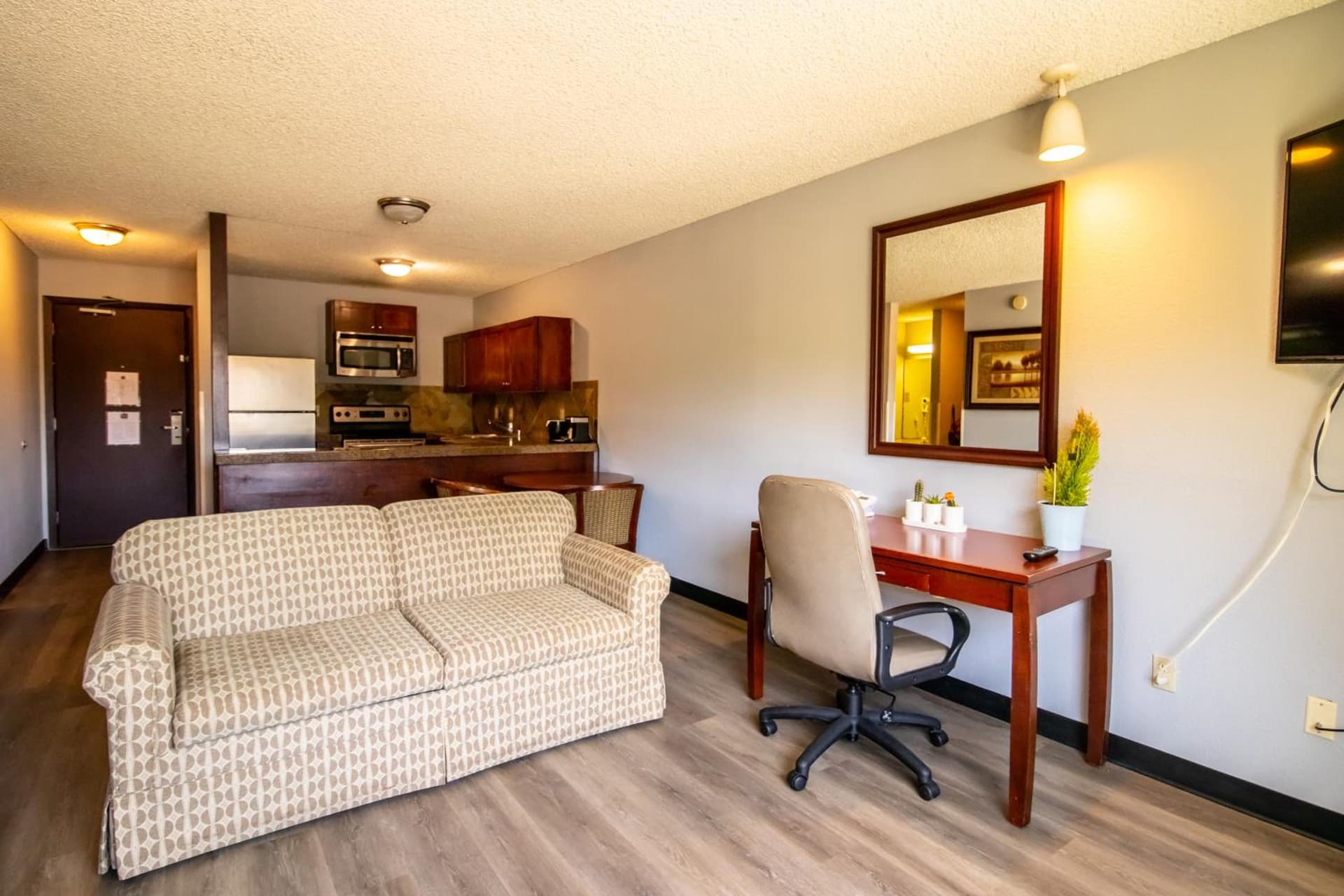 Red Lion Inn & Suites Vancouver property views in Vancouver, WA — gallery photo 3