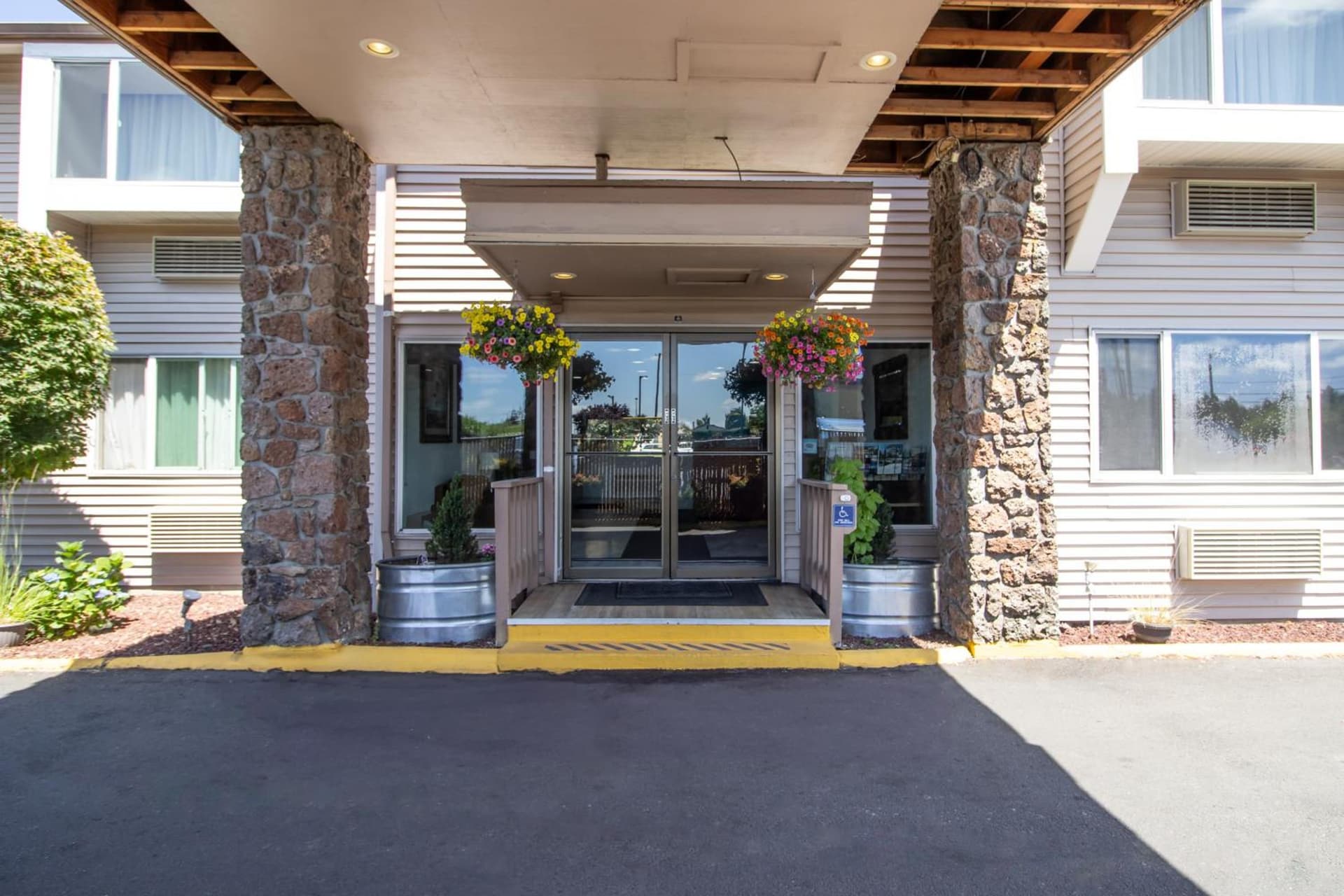 Red Lion Inn & Suites Vancouver gallery photo in Vancouver, WA — image 45
