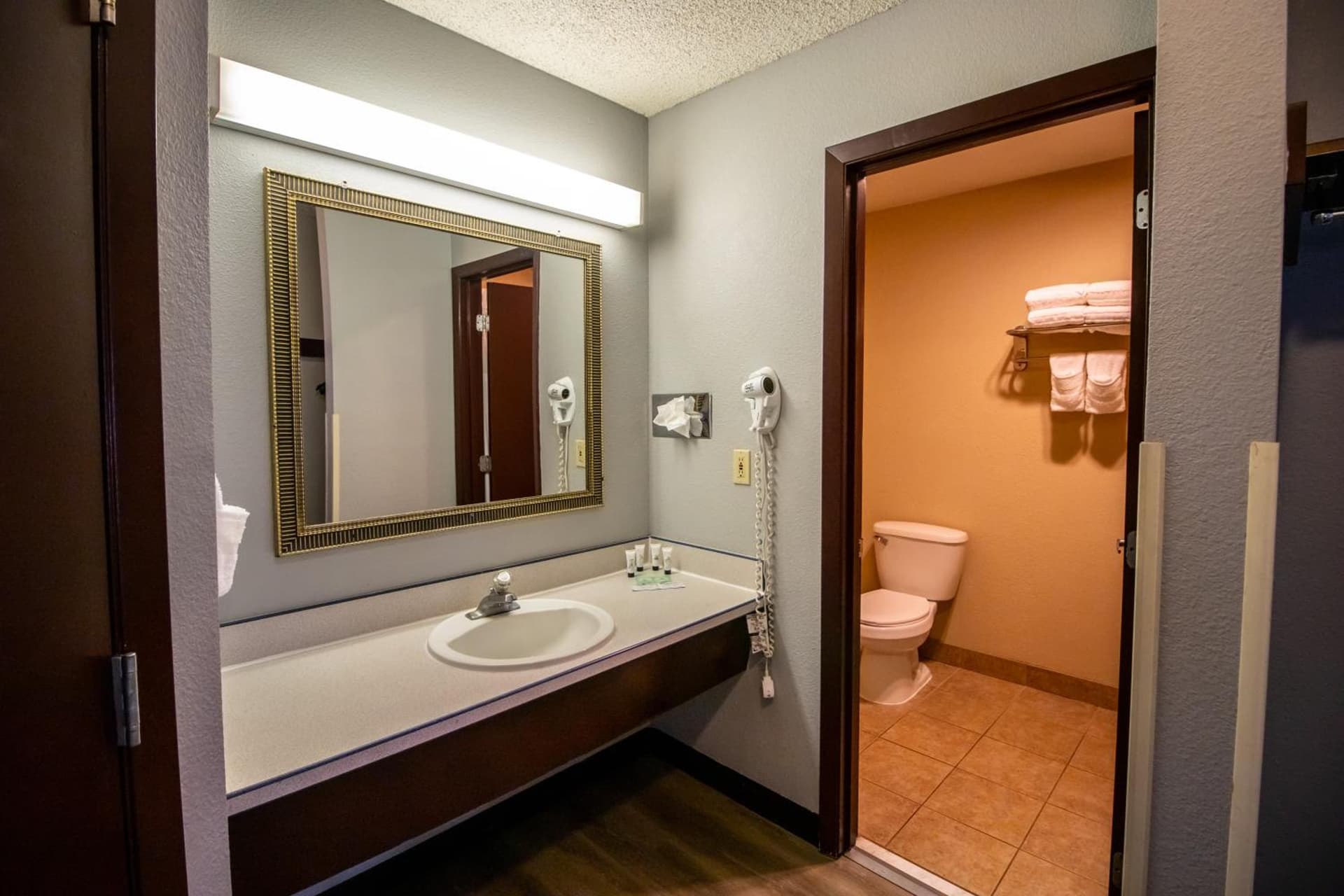 Red Lion Inn & Suites Vancouver interior in Vancouver, WA — gallery photo 2