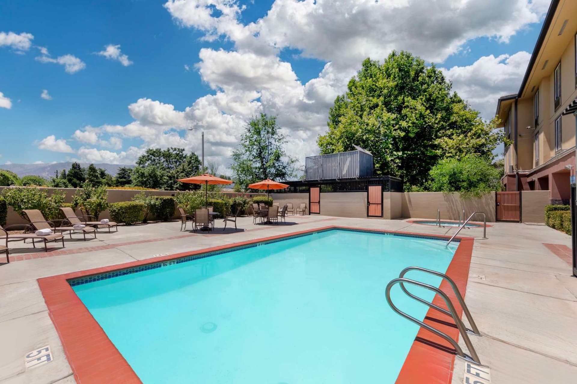 Best Western Plus Country Park Hotel interior in Tehachapi, CA — gallery photo 2