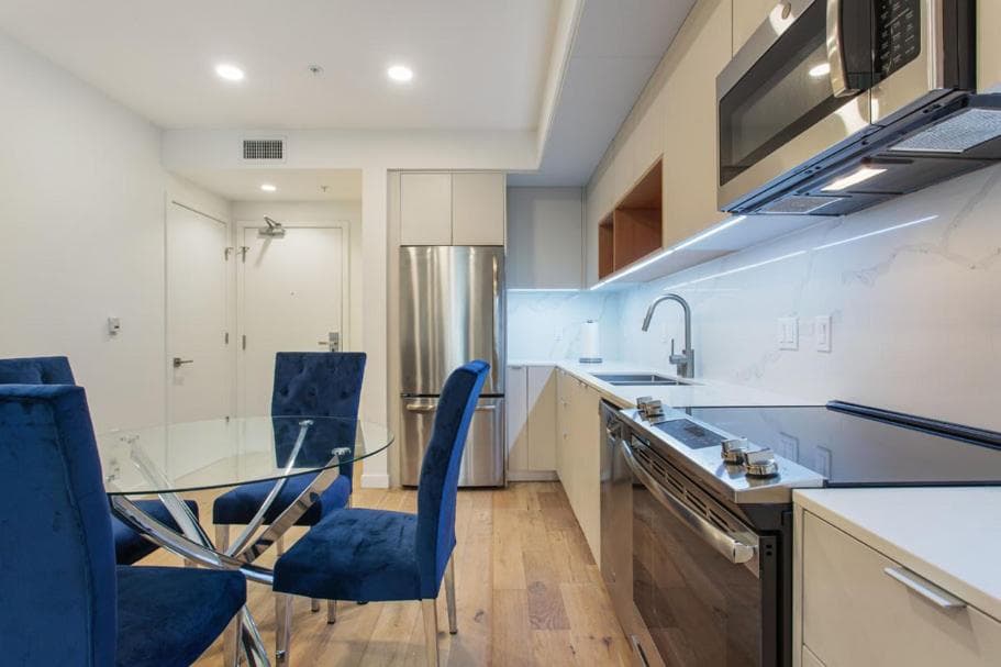 Modern 1 bedroom Apartment interior in Los Angeles, CA — gallery photo 2
