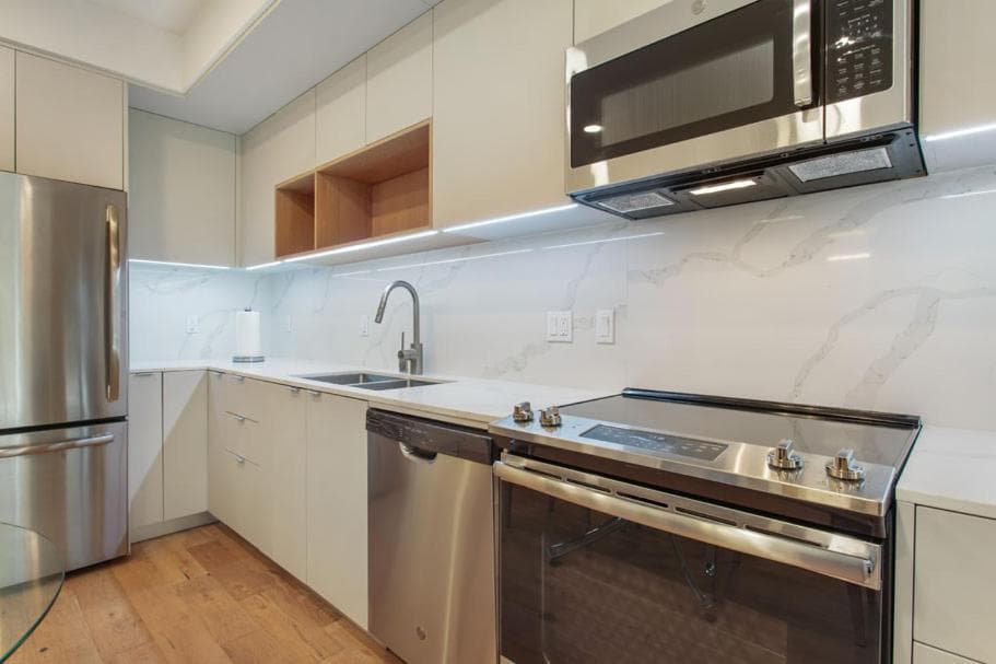 Modern 1 bedroom Apartment property views in Los Angeles, CA — gallery photo 3