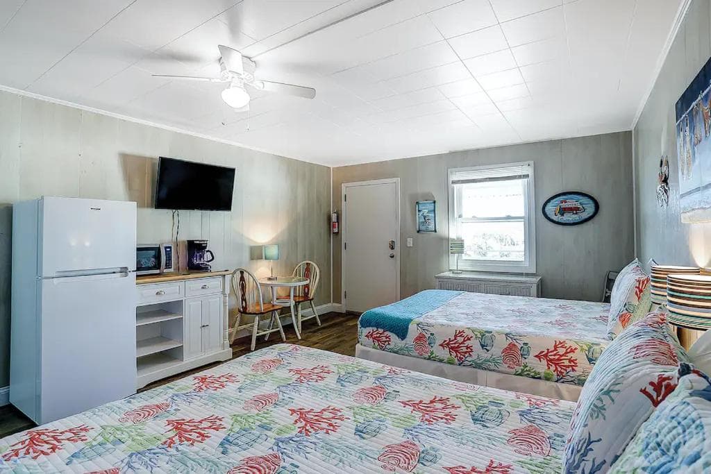 ON ISLAND Ocean View Beachy Studio in Campy 1970s Converted Motel gallery photo in Sunset Beach, NC — image 16