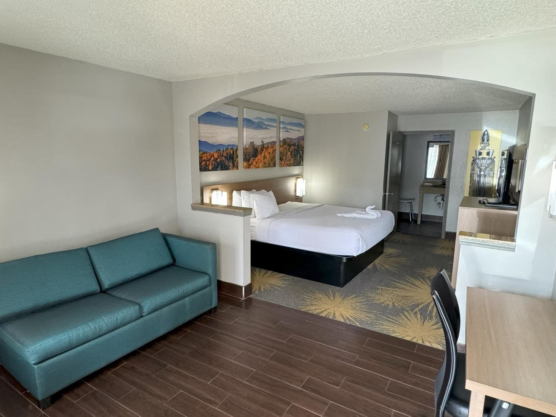 Days Inn & Suites by Wyndham Tuscaloosa - Univ. of Alabama gallery photo in Tuscaloosa, AL — image 23