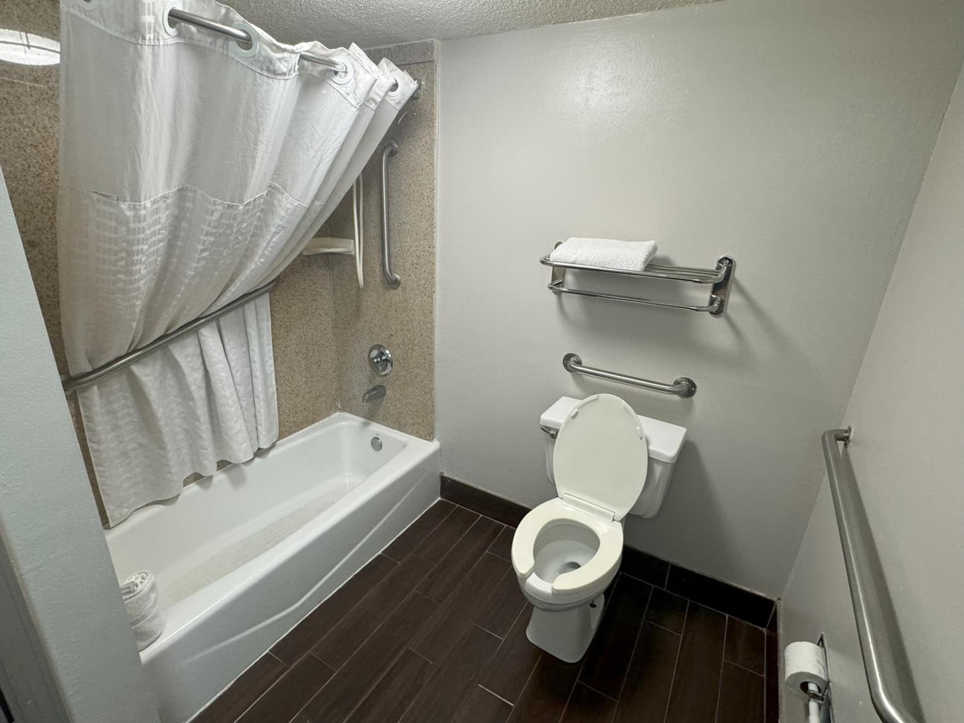 Days Inn & Suites by Wyndham Tuscaloosa - Univ. of Alabama gallery photo in Tuscaloosa, AL — image 12