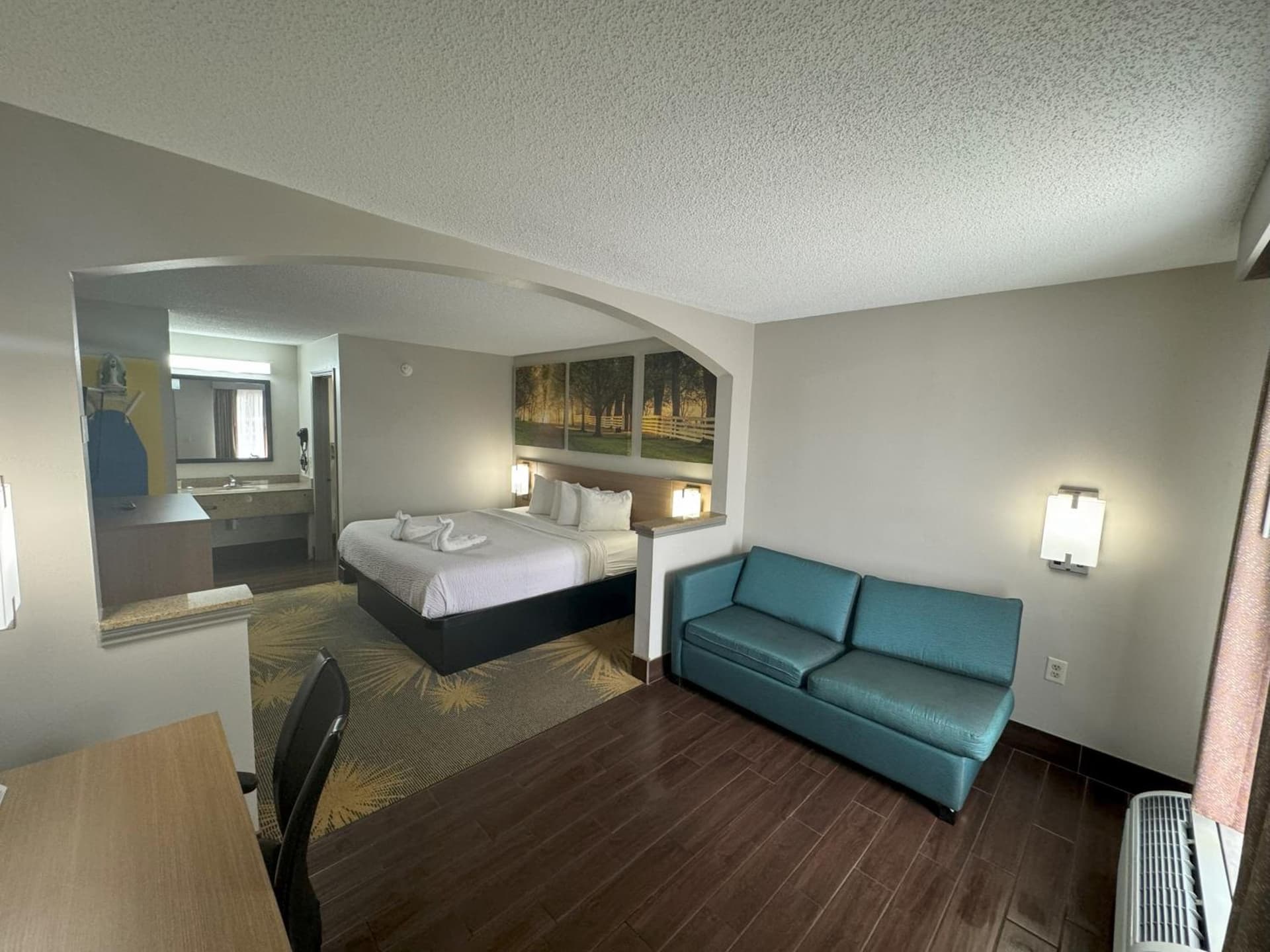 Days Inn & Suites by Wyndham Tuscaloosa - Univ. of Alabama gallery photo in Tuscaloosa, AL — image 26