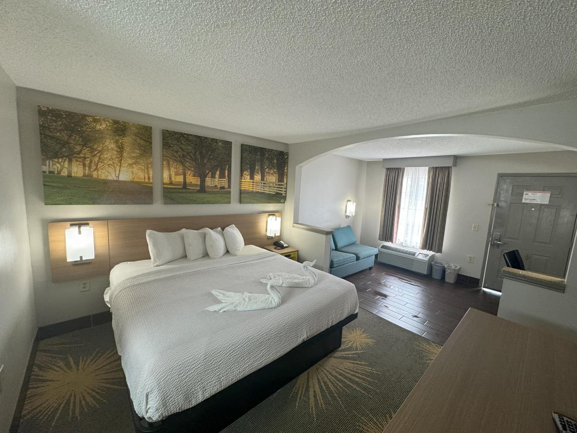 Days Inn & Suites by Wyndham Tuscaloosa - Univ. of Alabama gallery photo in Tuscaloosa, AL — image 25