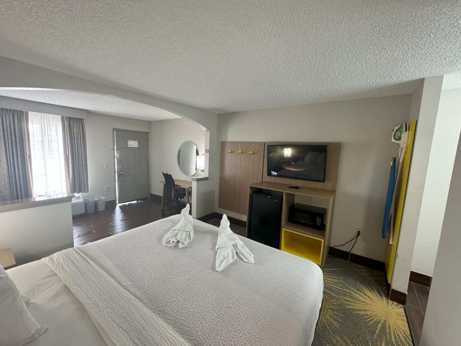 Days Inn & Suites by Wyndham Tuscaloosa - Univ. of Alabama property views in Tuscaloosa, AL — gallery photo 3