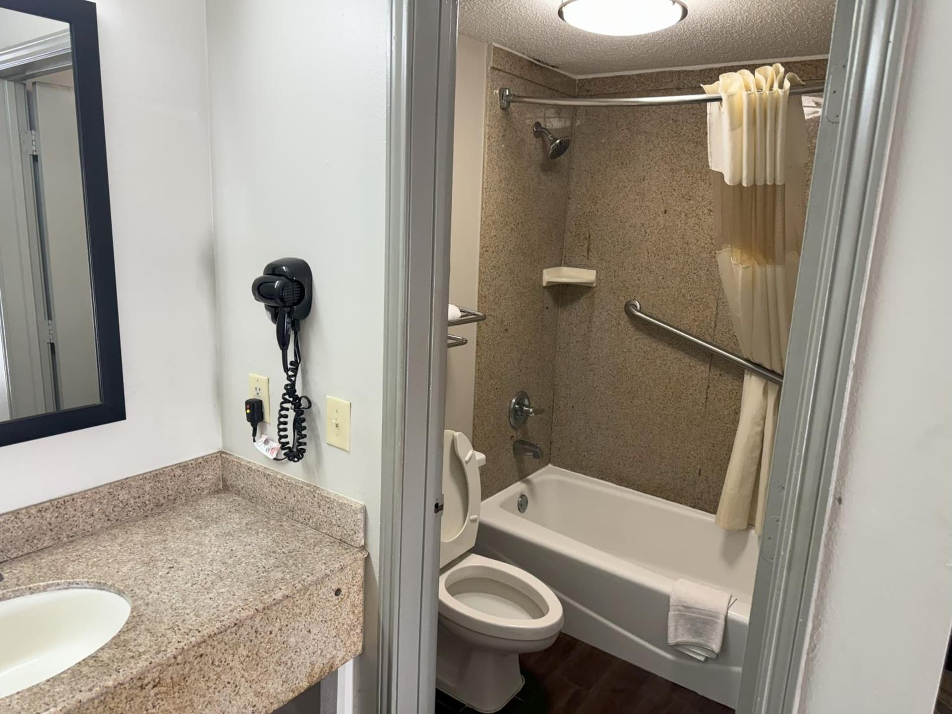 Days Inn & Suites by Wyndham Tuscaloosa - Univ. of Alabama gallery photo in Tuscaloosa, AL — image 8