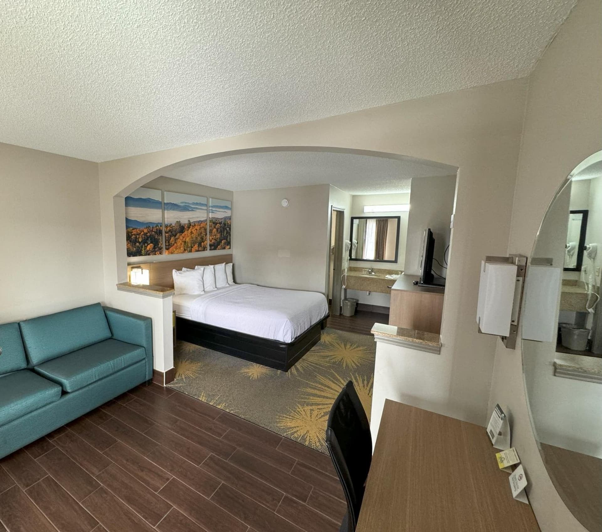 Days Inn & Suites by Wyndham Tuscaloosa - Univ. of Alabama gallery photo in Tuscaloosa, AL — image 21