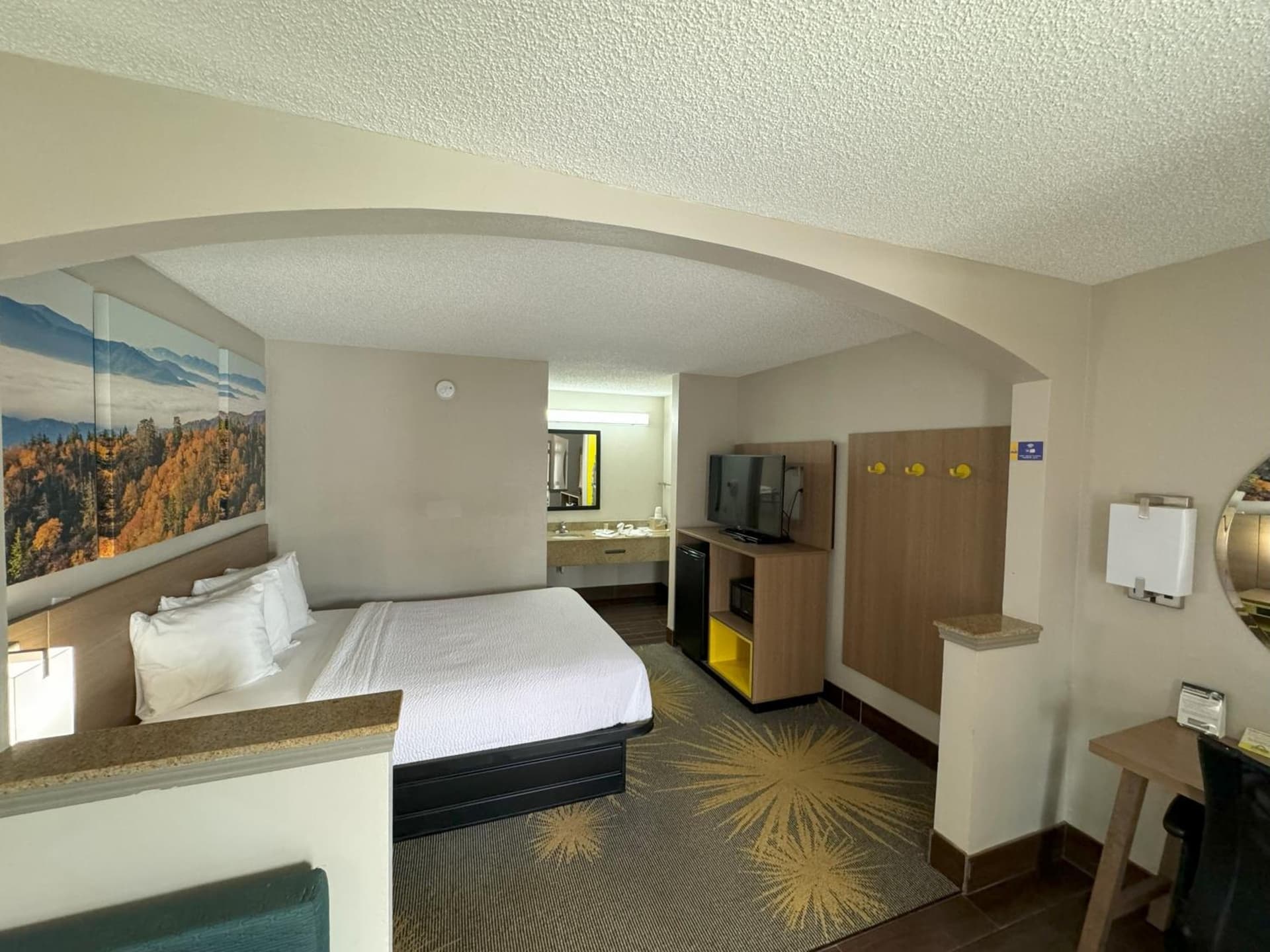 Days Inn & Suites by Wyndham Tuscaloosa - Univ. of Alabama gallery photo in Tuscaloosa, AL — image 15