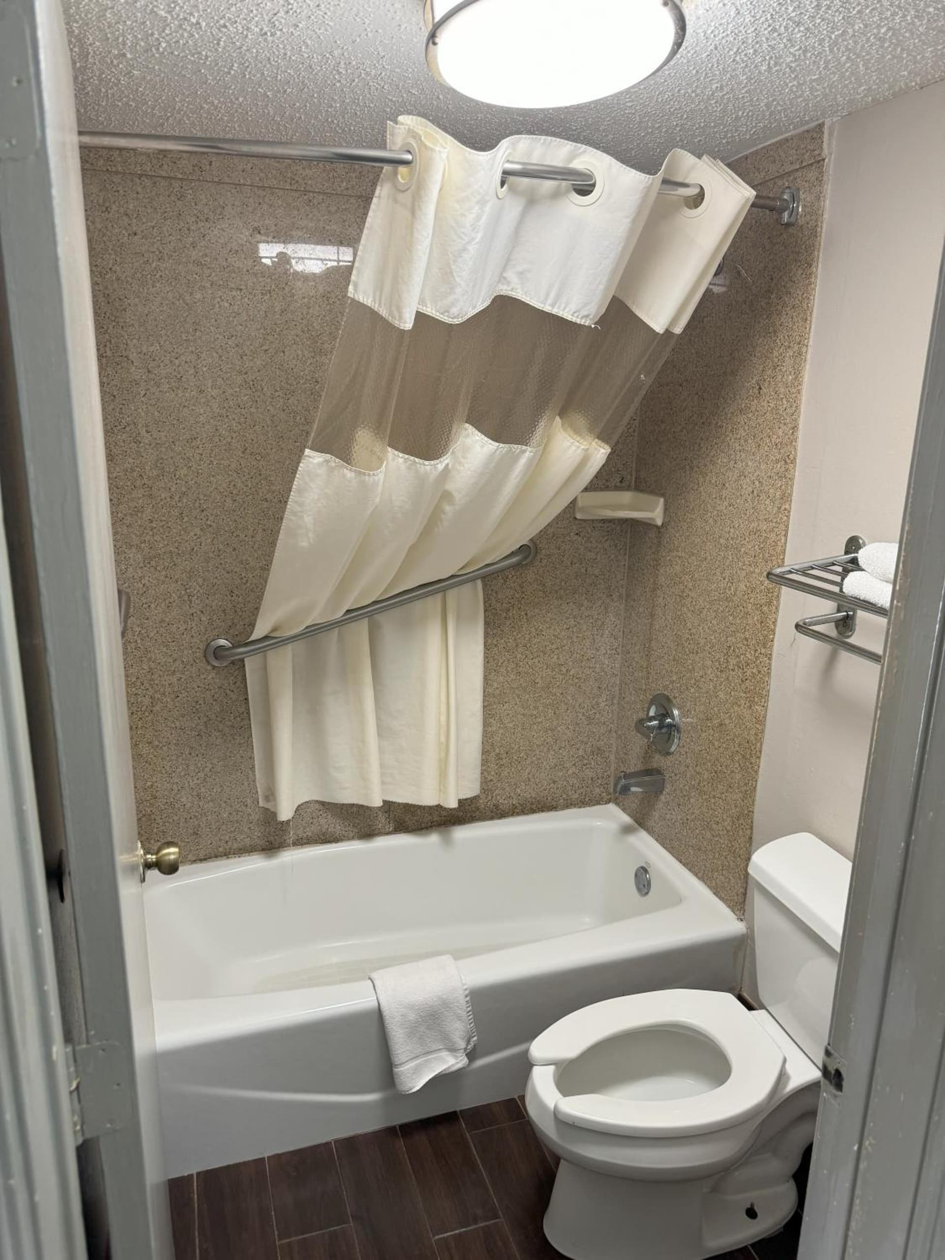 Days Inn & Suites by Wyndham Tuscaloosa - Univ. of Alabama gallery photo in Tuscaloosa, AL — image 22
